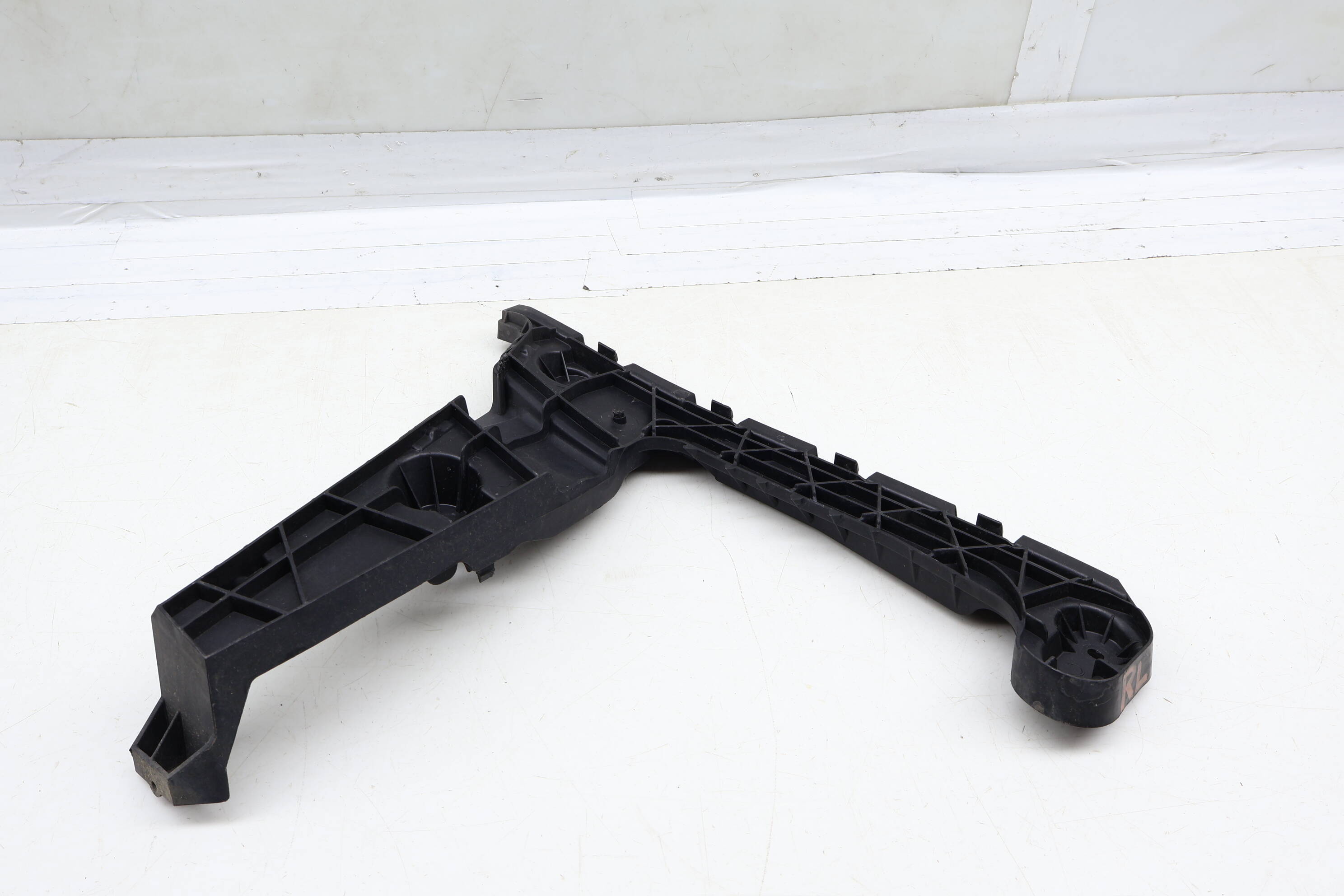 Bumper Guide / Mount Bracket 8W6807453B