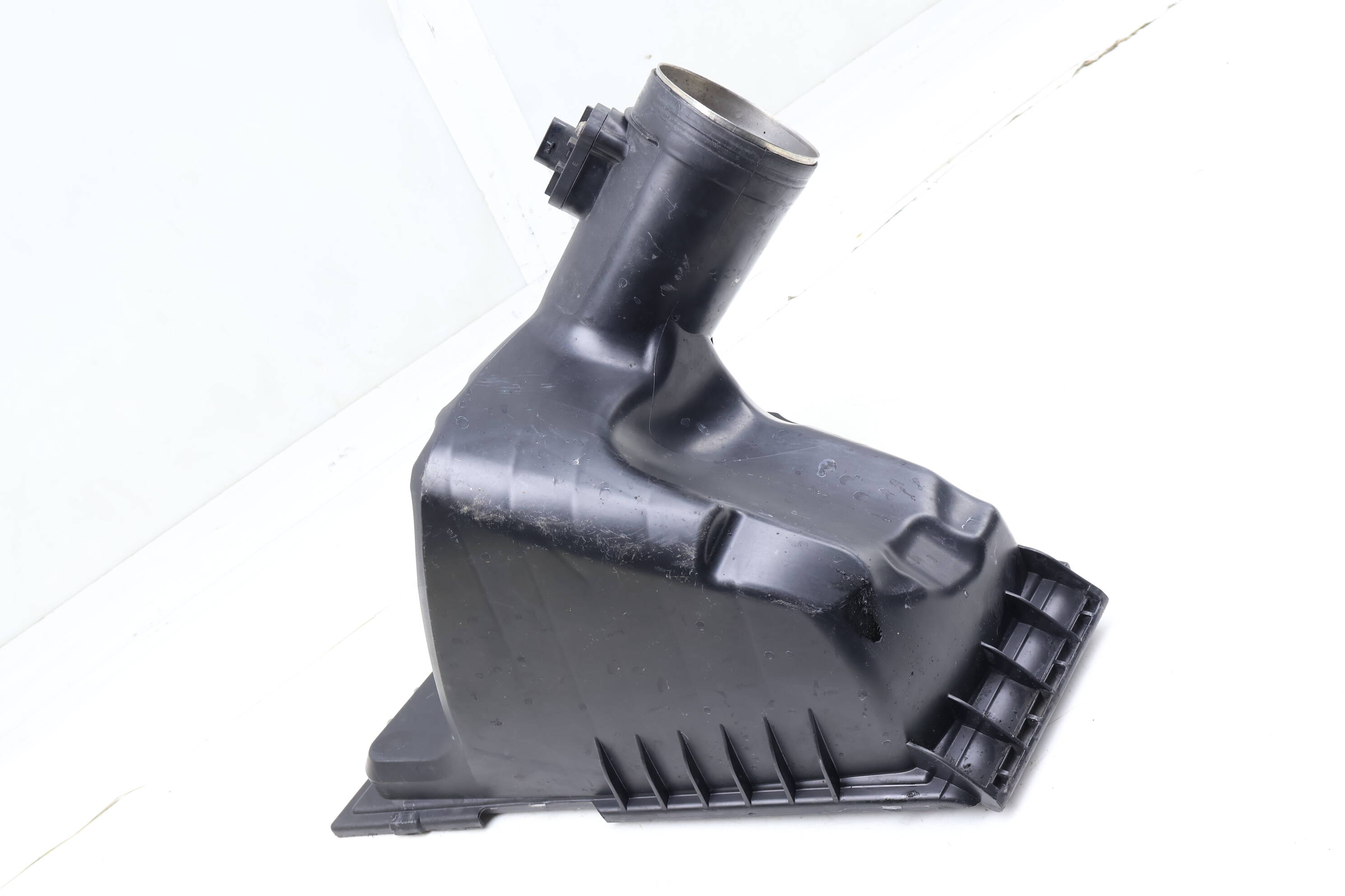 Engine Air Filter Box / Housing (Upper) 13717612014