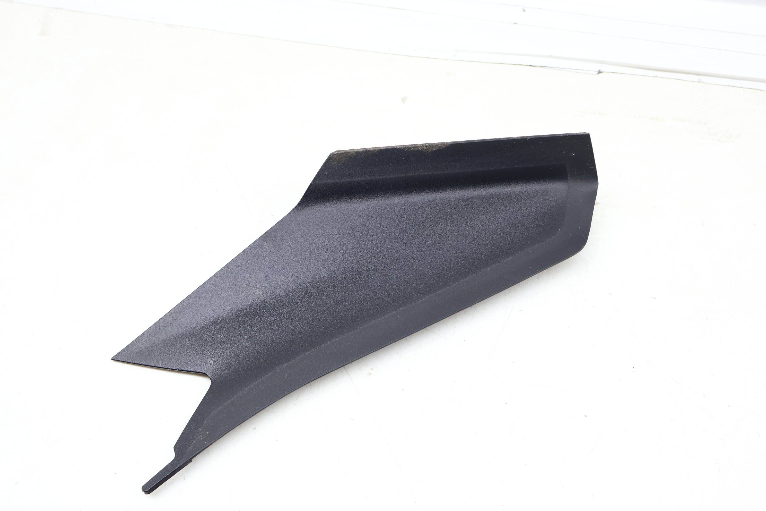 Tail Light Trim / Cover 9J1945426J