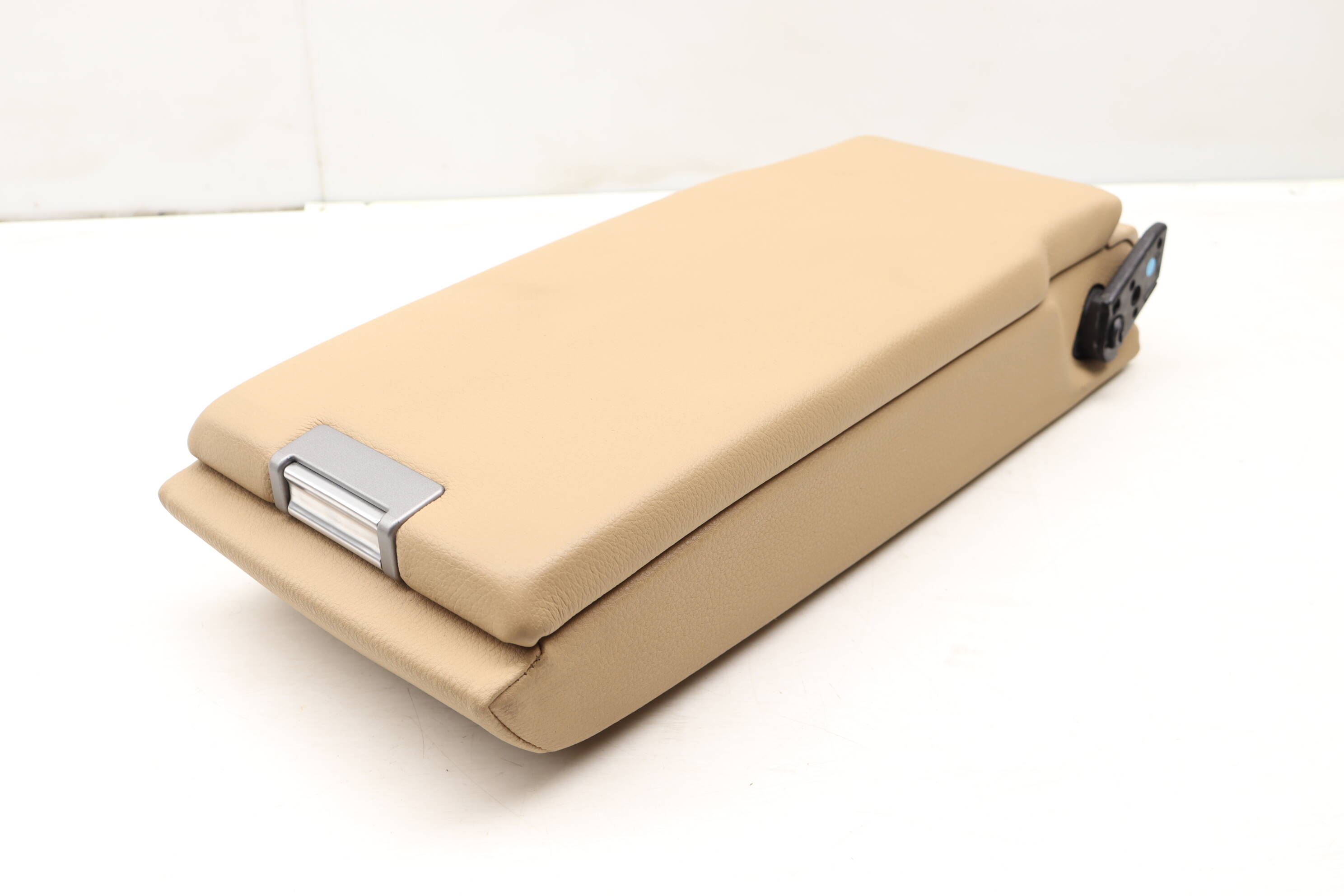 Seat Armrest / Arm Rest (Center) 97052260100