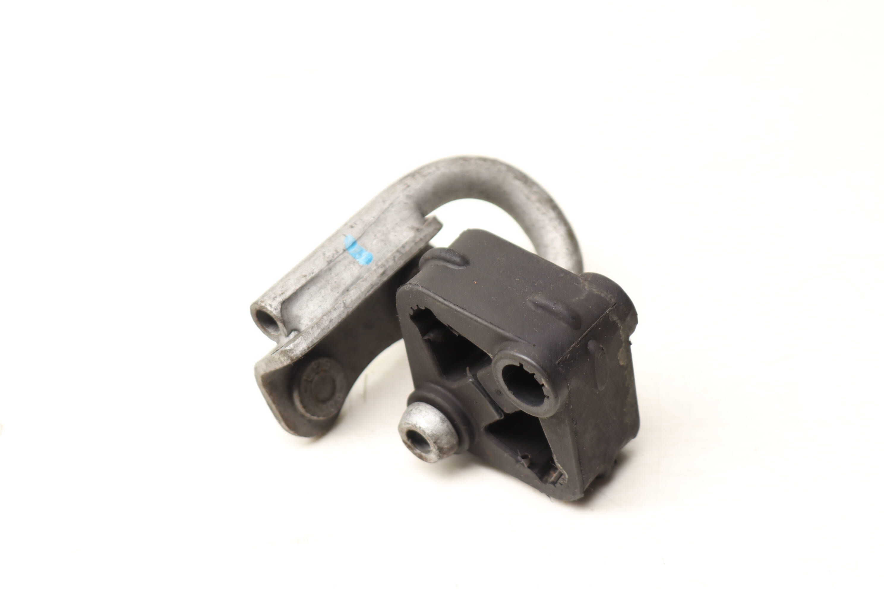 Center&#x20;Exhaust&#x20;Pipe&#x20;Mount&#x20;Bracket&#x20;2224913841