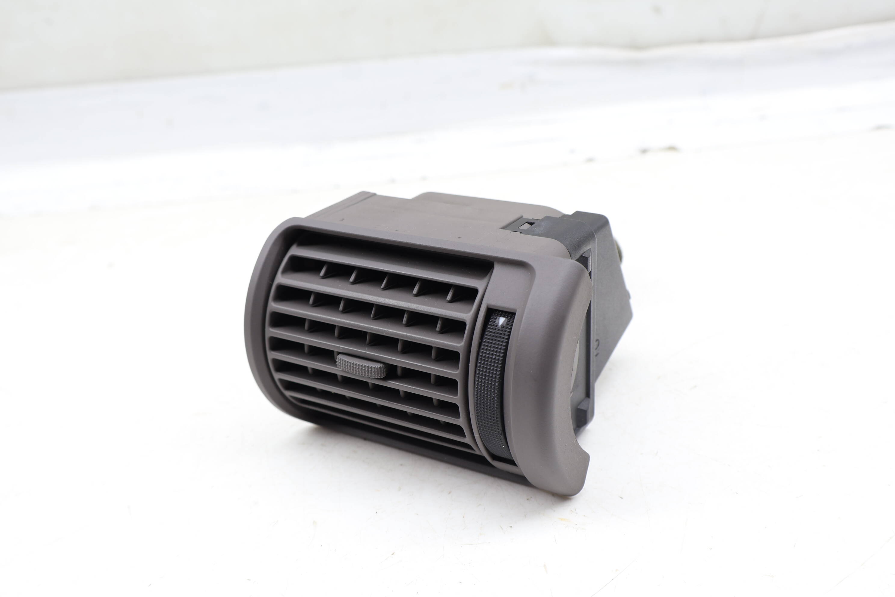 Dash Air Vent 8D1820901A