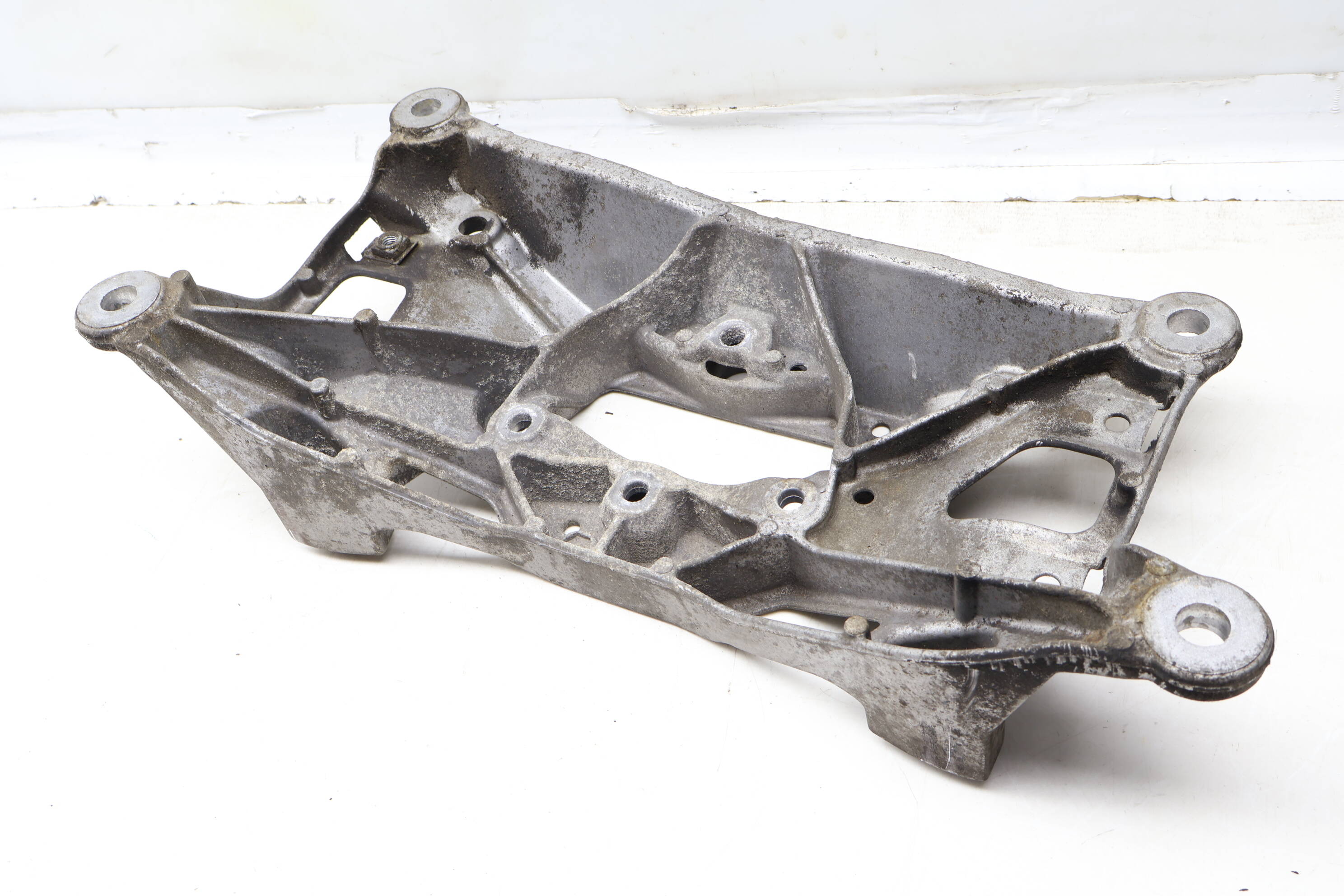 Transmission&#x20;Mount&#x20;Bracket&#x20;&#x2F;&#x20;Crossmember&#x20;8W0399262AE