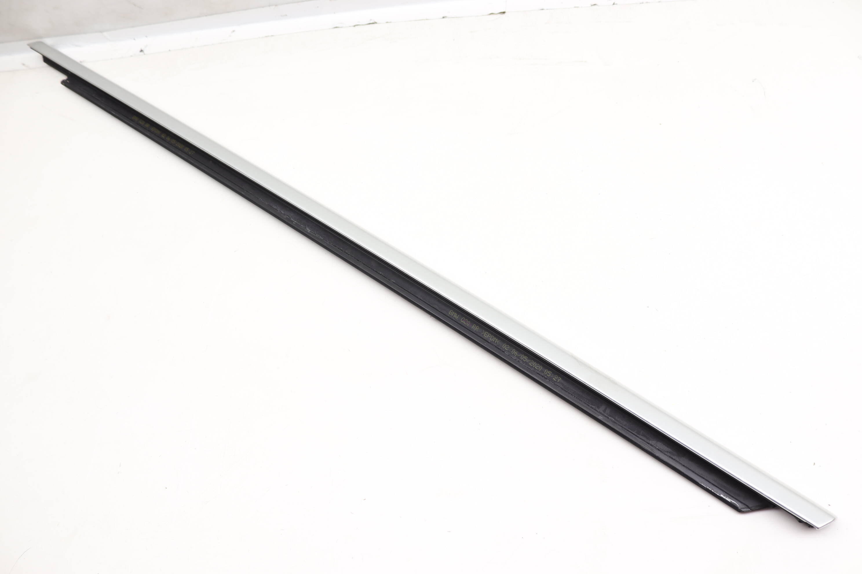 BMW Front Right Exterior Door Window Slot Seal / Trim 51337465147