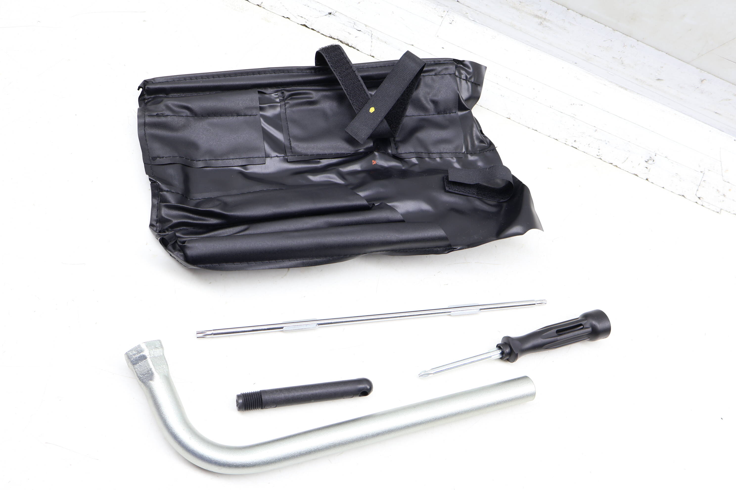 Tool Kit Bag W/ Tools 8V0012115