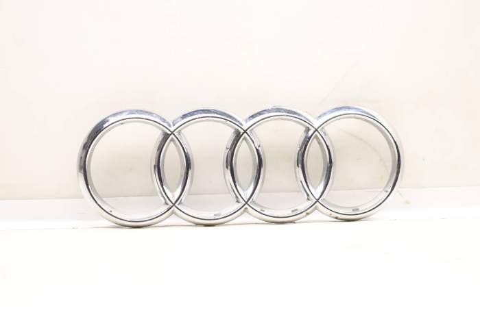 Center Grille Emblem / Badge 4M0853605 main product photo