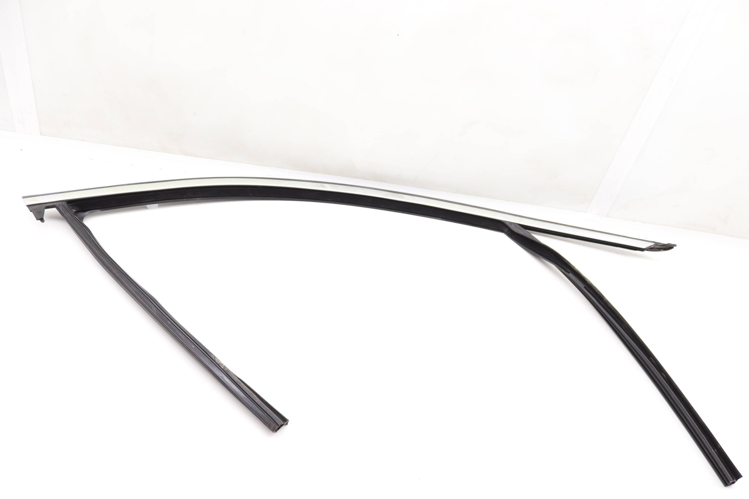 BMW Front Right Door Window Glass Channel / Seal 51337407404