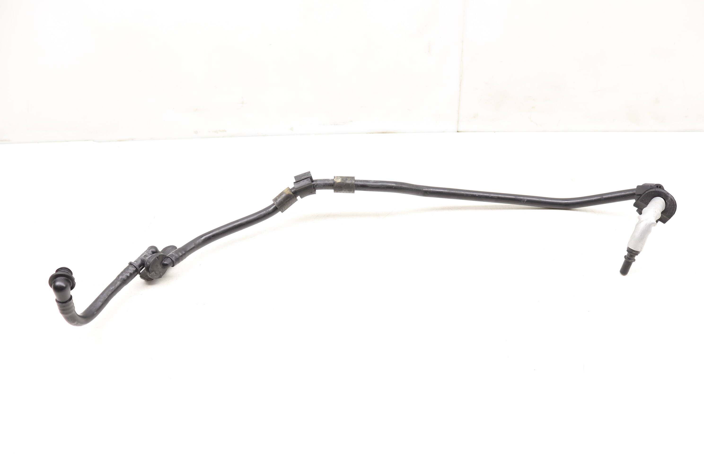 Brake Booster Vacuum Line / Pipe 7P0611932AK 95835557701