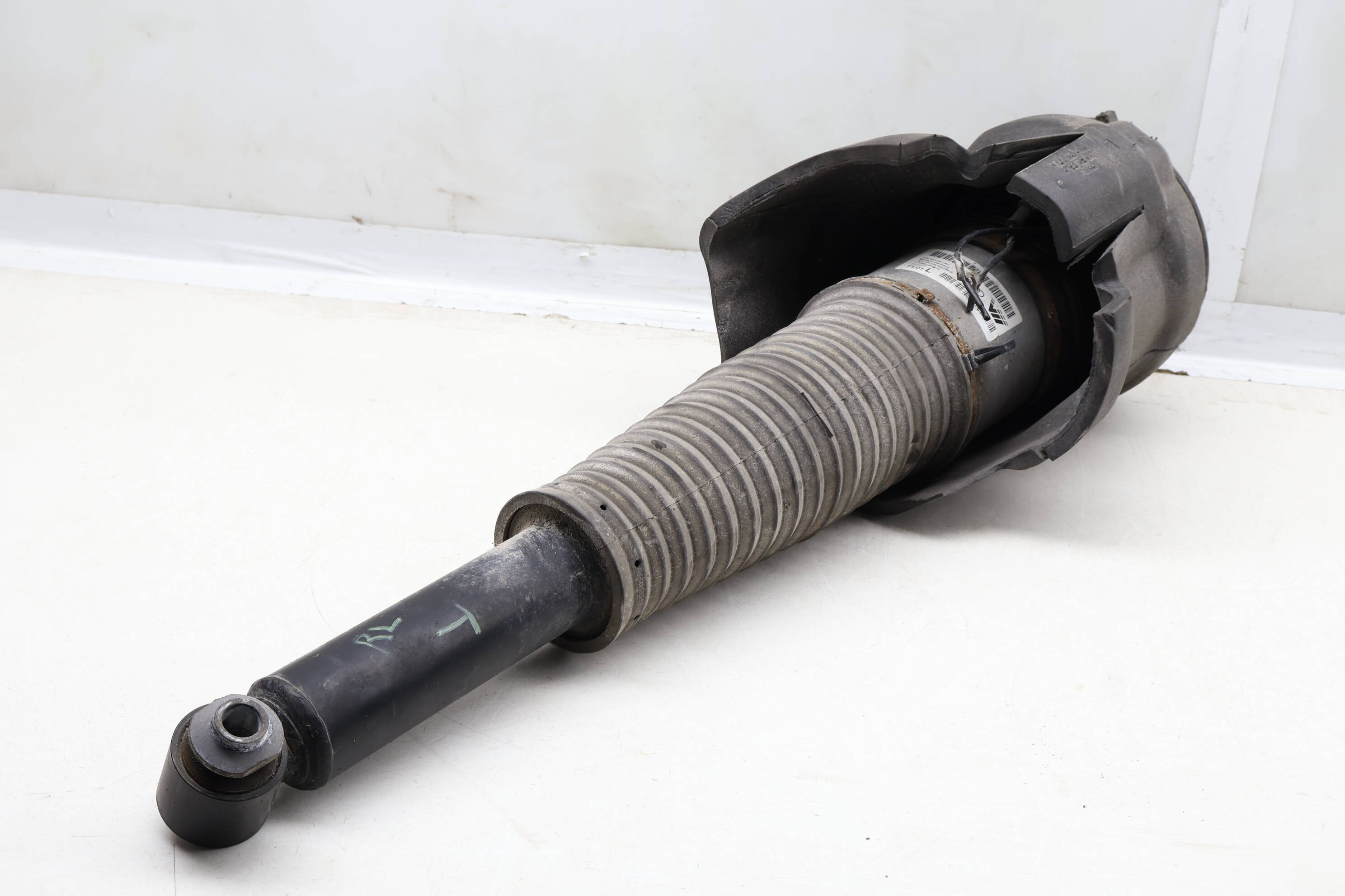 Air Shock / Strut Assembly 4H0616001AH