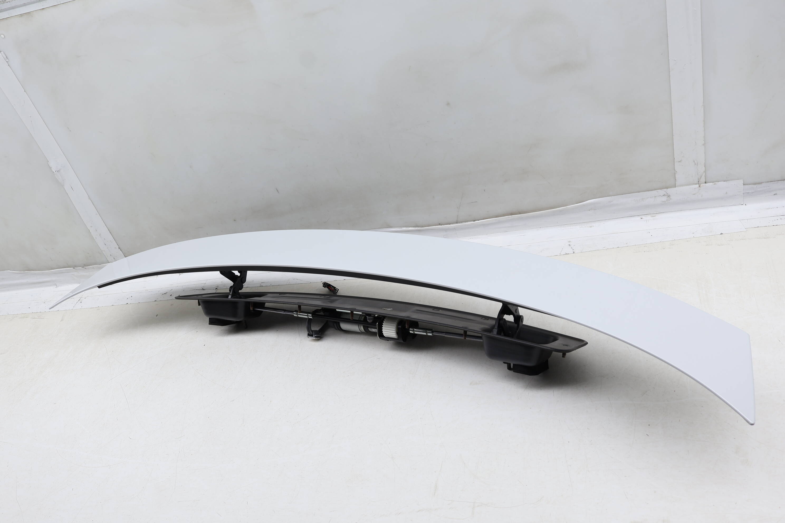 Trunk&#x20;Spoiler&#x20;Assembly&#x20;W&#x2F;&#x20;Motor&#x20;4G8827948F