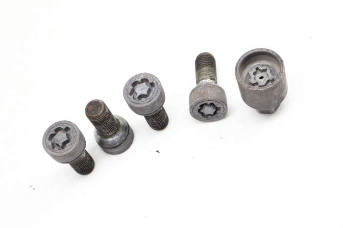 VW Lockable / Locking Wheel Lug Nut / Bolt Set W/ Key WHT001814B