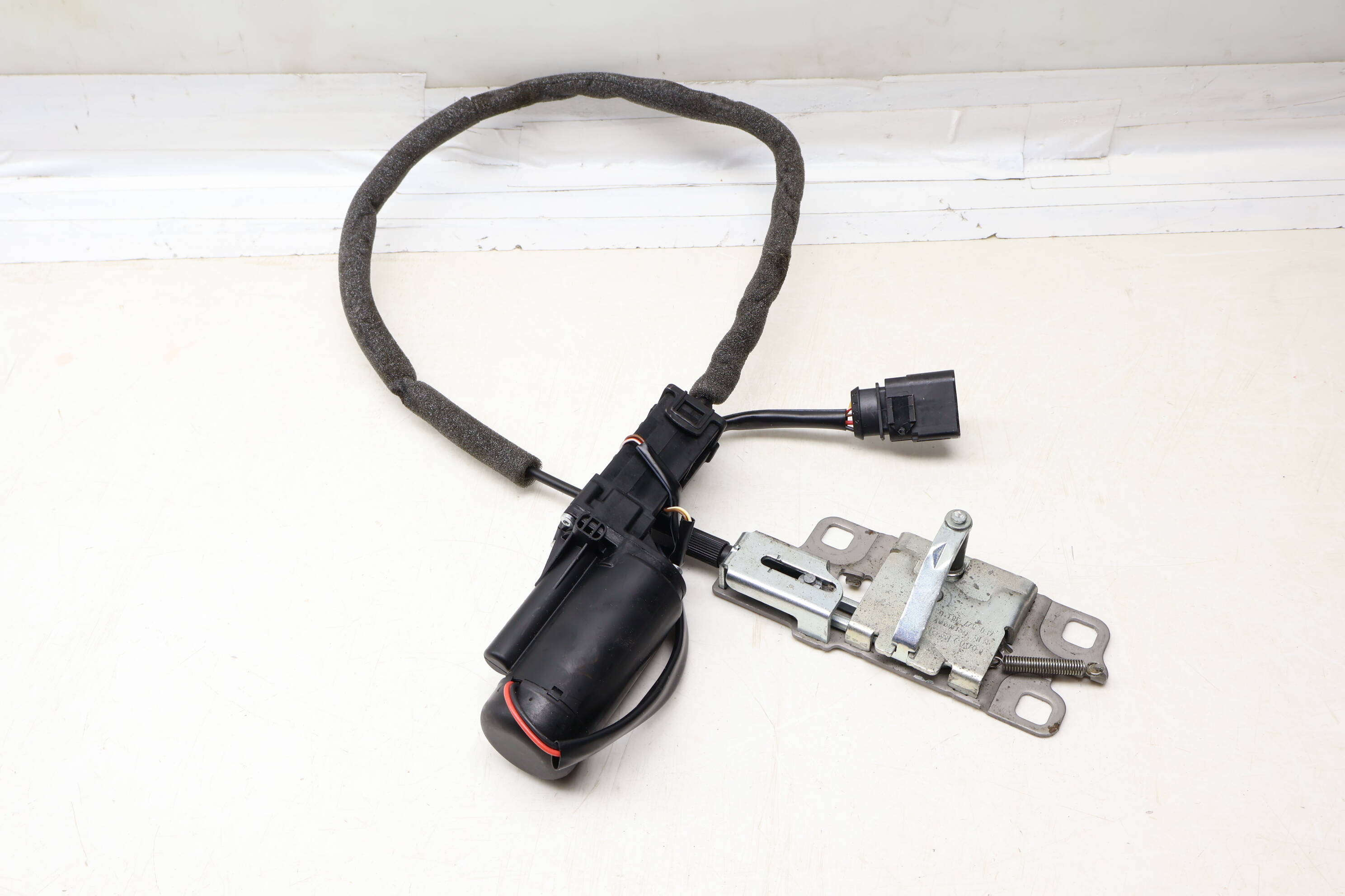 Trunk Latch / Lock Actuator 4E0827383C