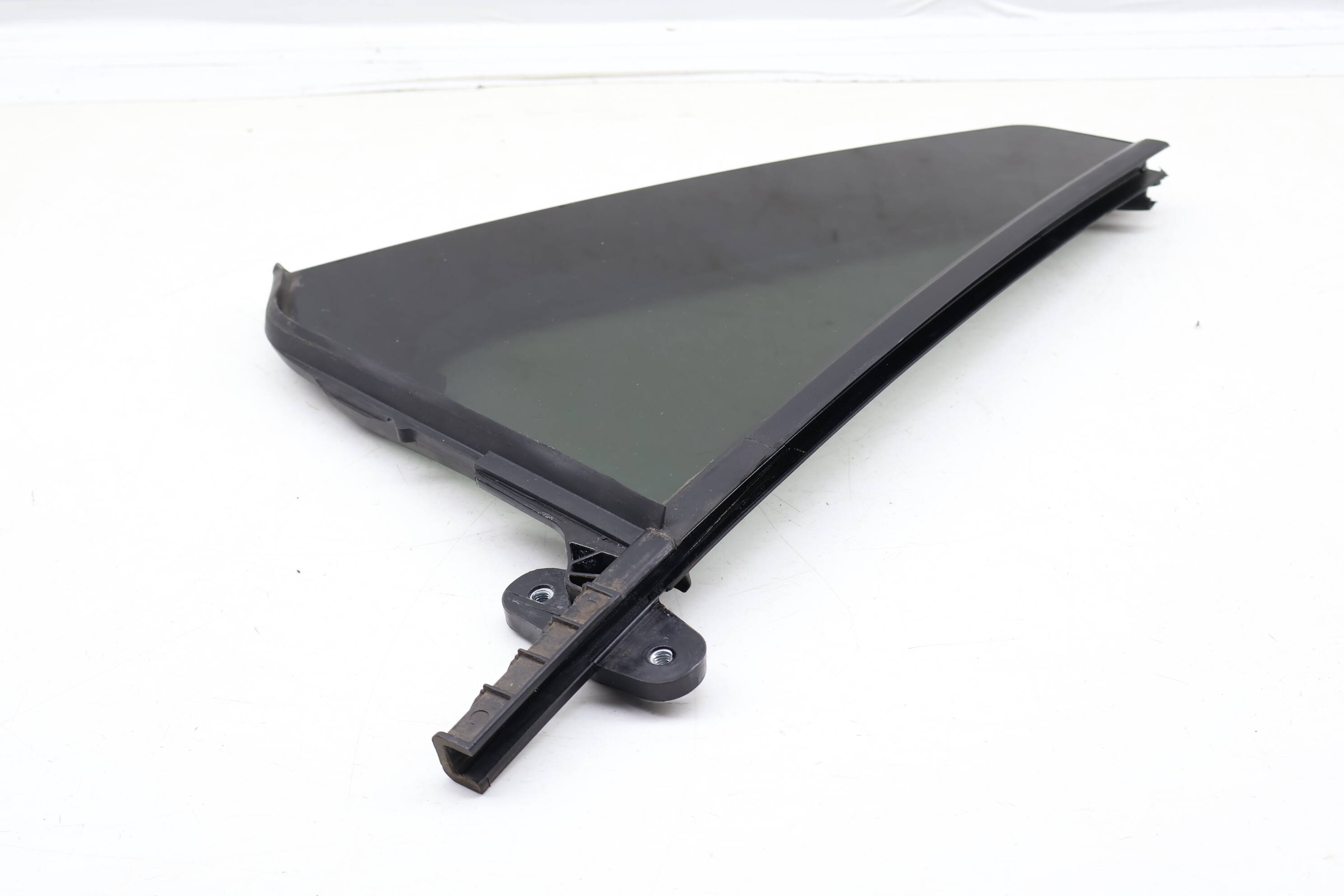 Side Quarter Window Glass 3CM845214