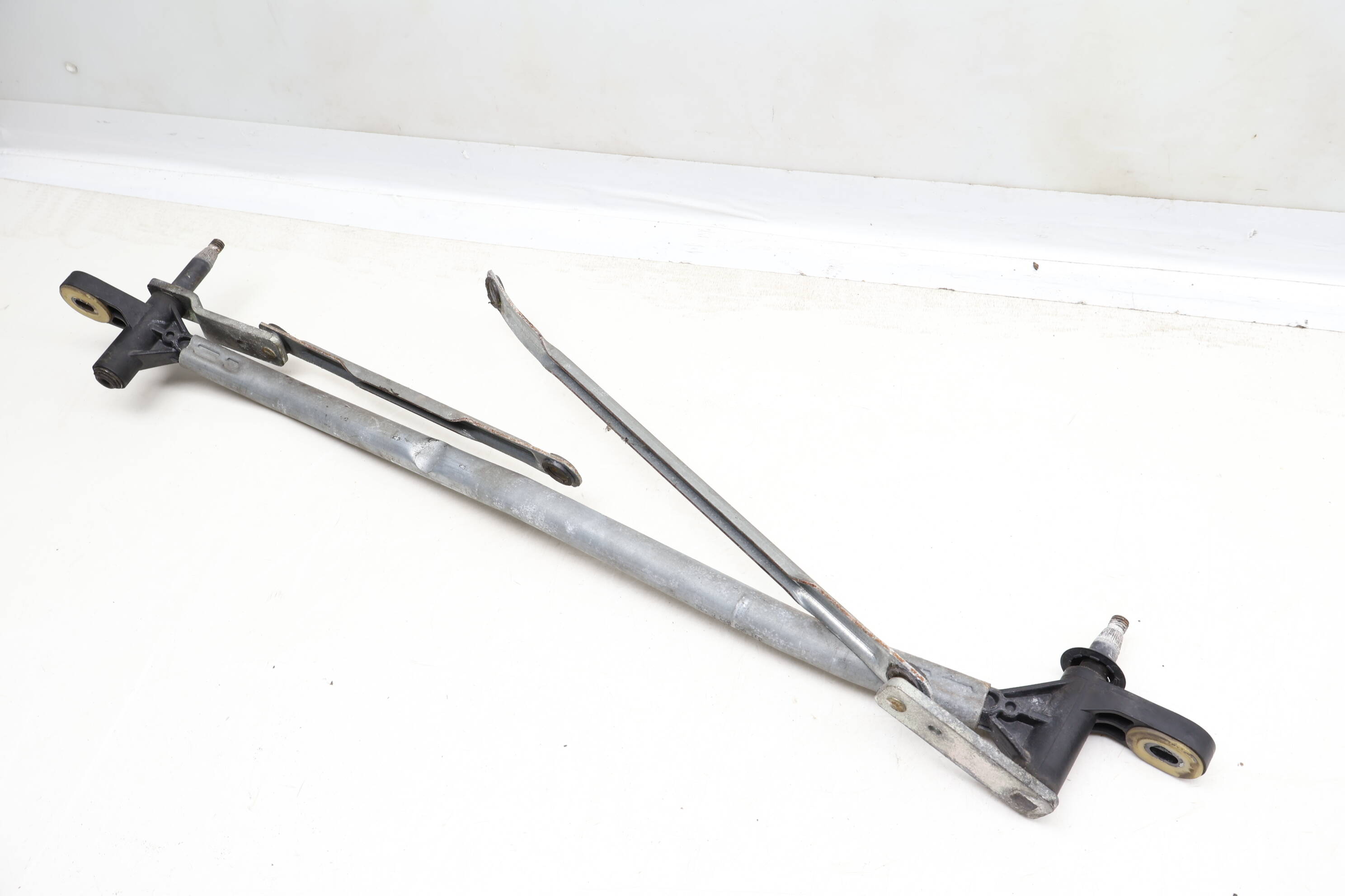 Windshield Wiper Bracket / Transmission 8J1955023D