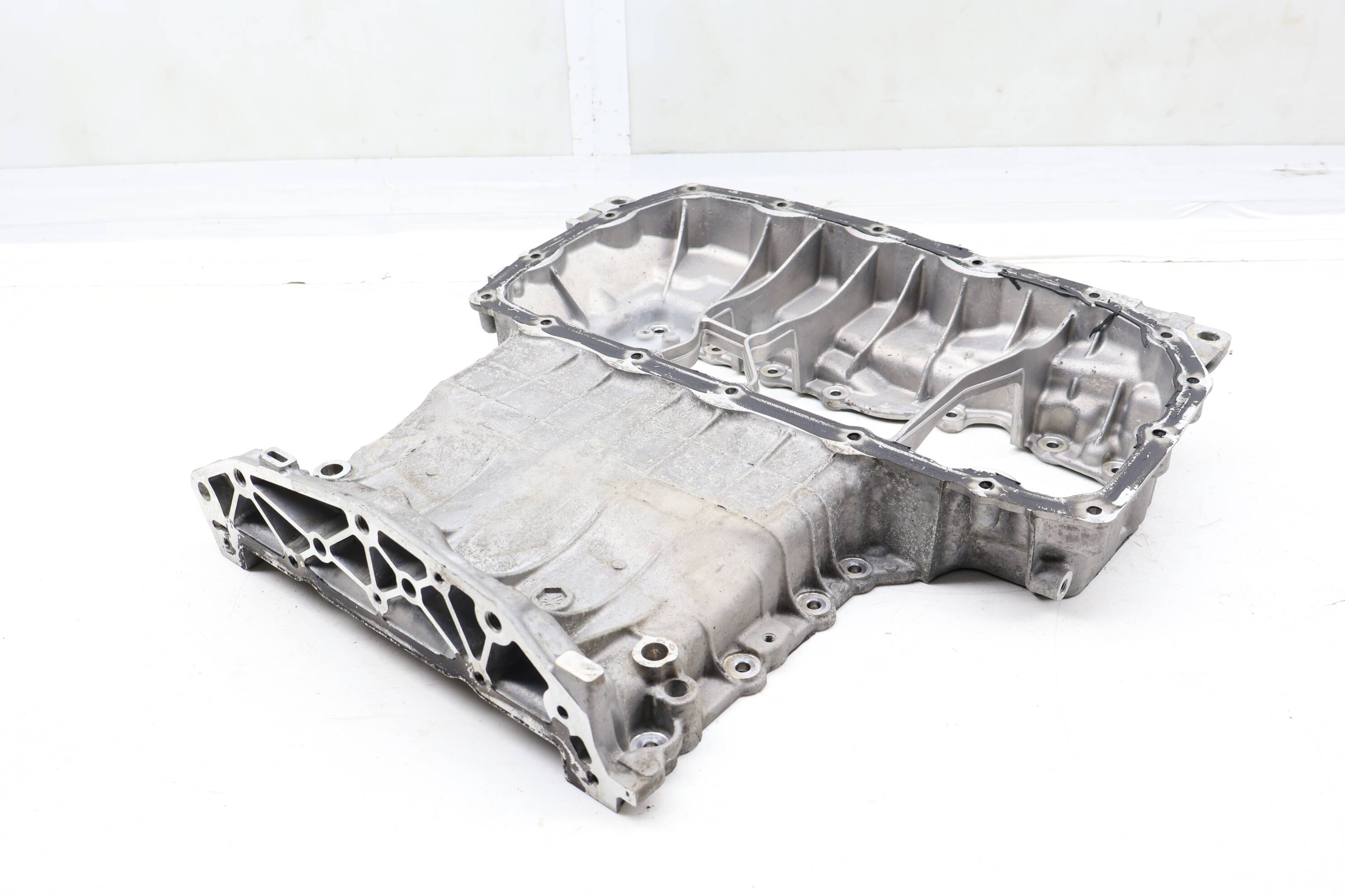 Upper&#x20;Engine&#x20;Oil&#x20;Pan&#x20;&#x2F;&#x20;Sump&#x20;06M103805AF