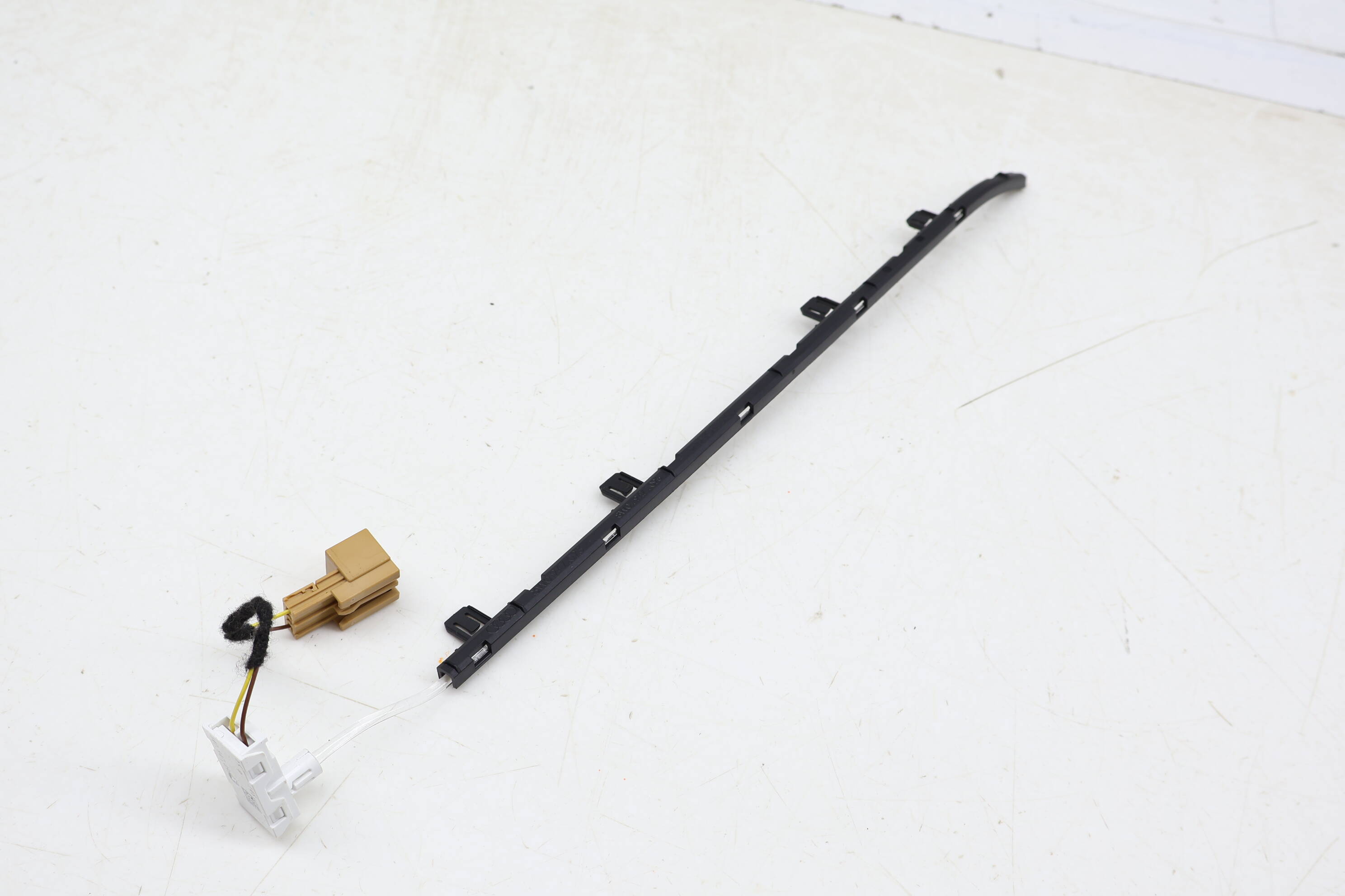 Center Console Illumination / Light Bar 8W0947095