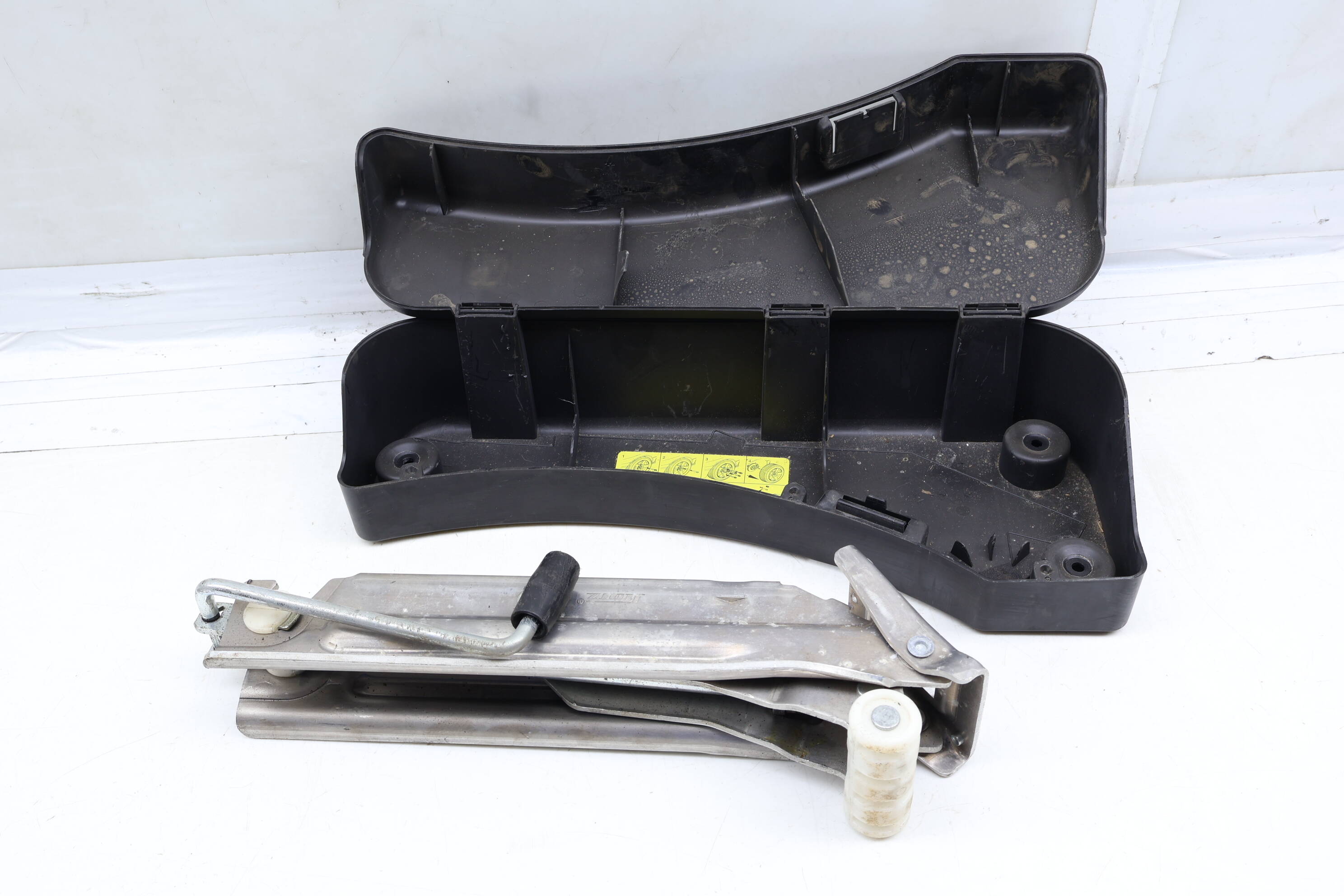 Scissor Jack W/ Case 4E0012146C