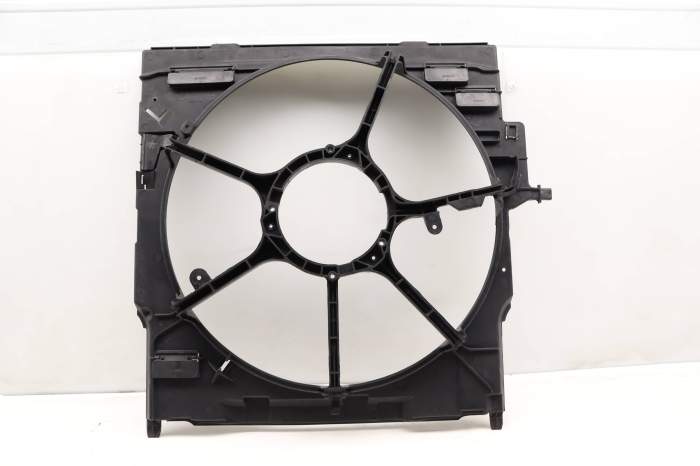 Electric Cooling Fan Housing / Shroud 17428618245 main product photo