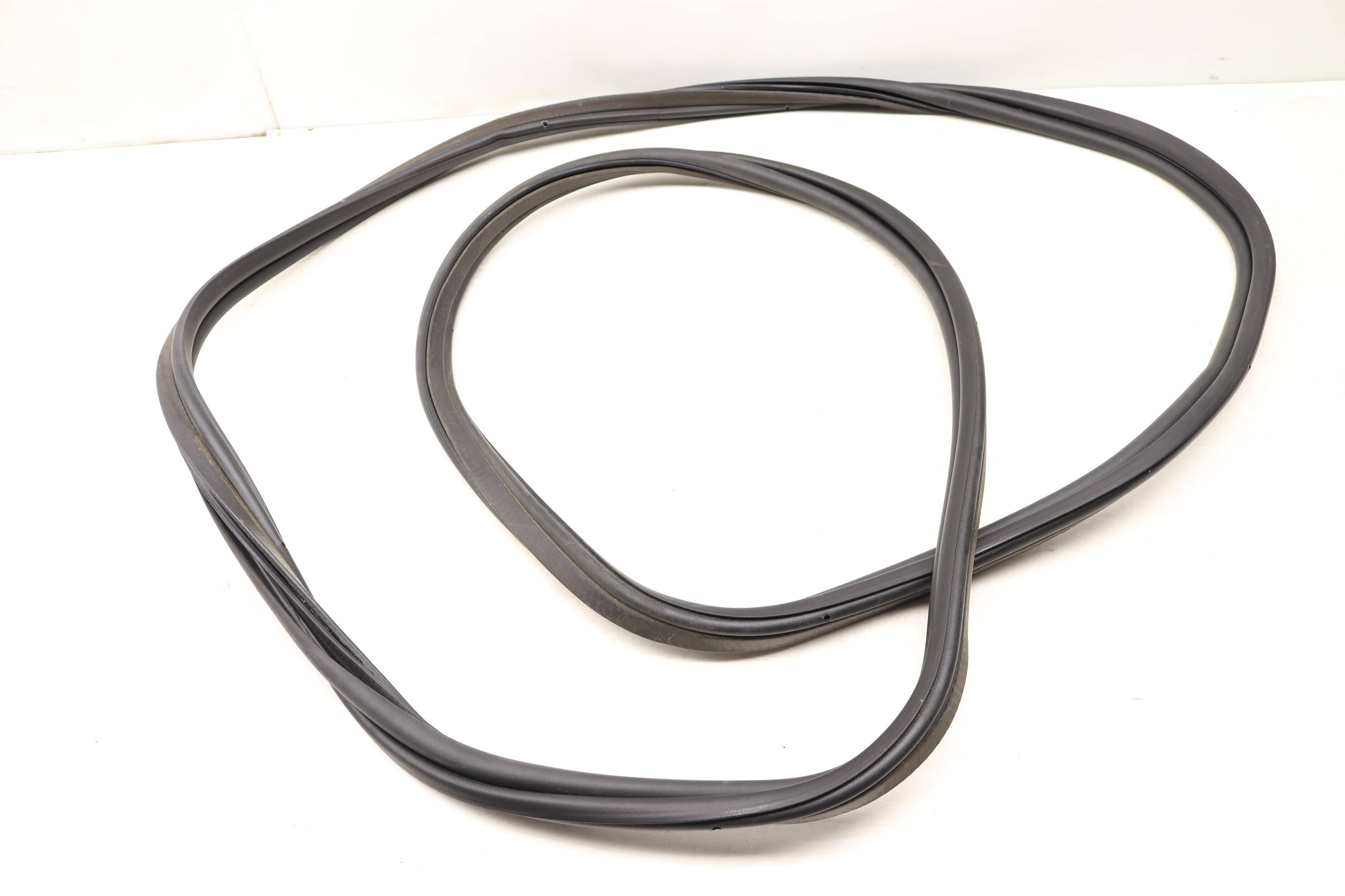 Trunk Seal / Weather Stripping 51767255635