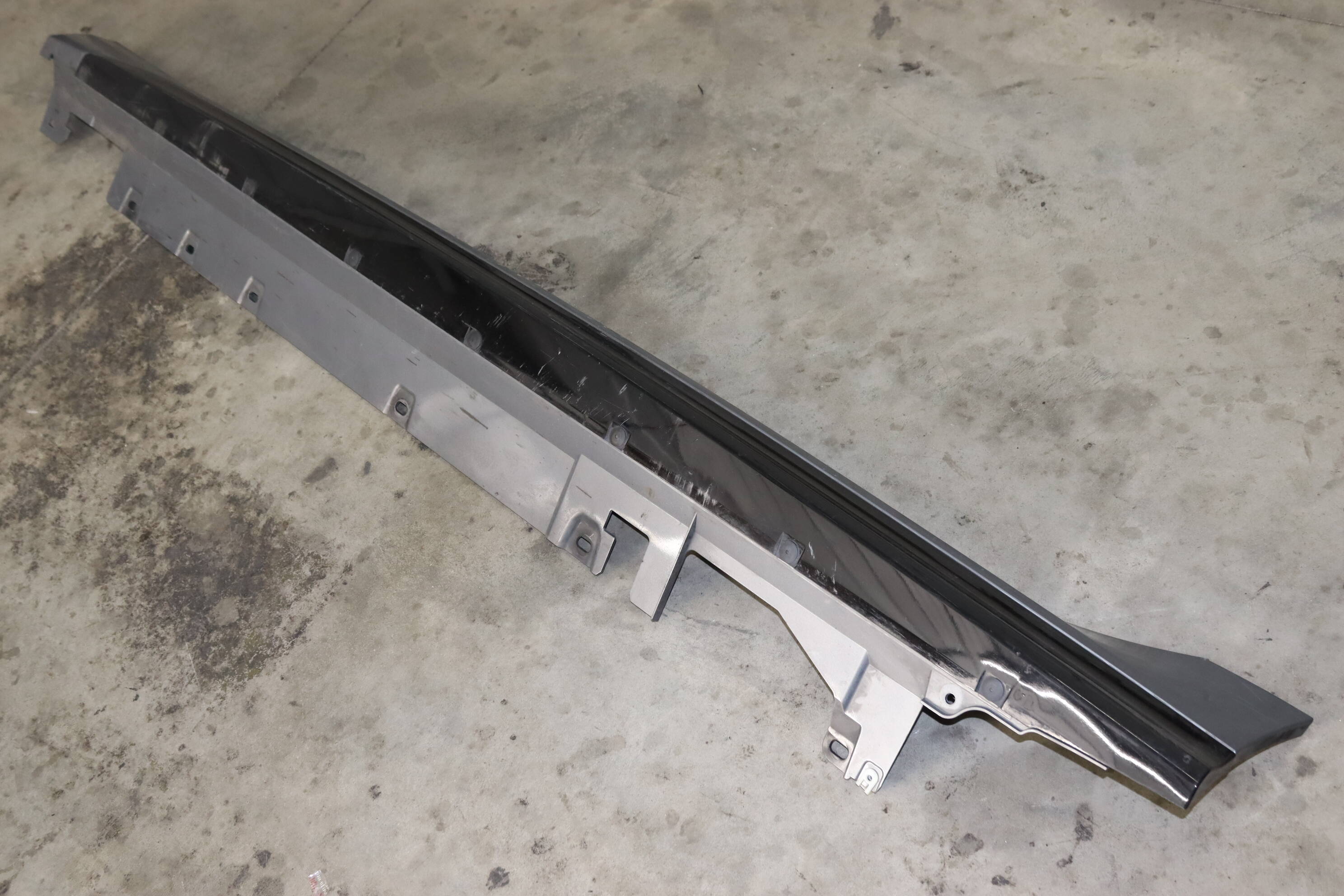 Side&#x20;Skirt&#x20;&#x2F;&#x20;Rocker&#x20;Panel&#x20;8080945