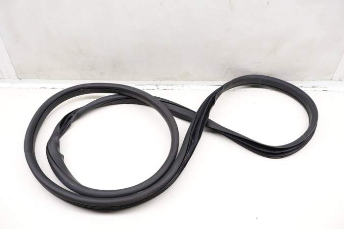 Door Seal / Weather Stripping (Inner) FK7220708A main product photo