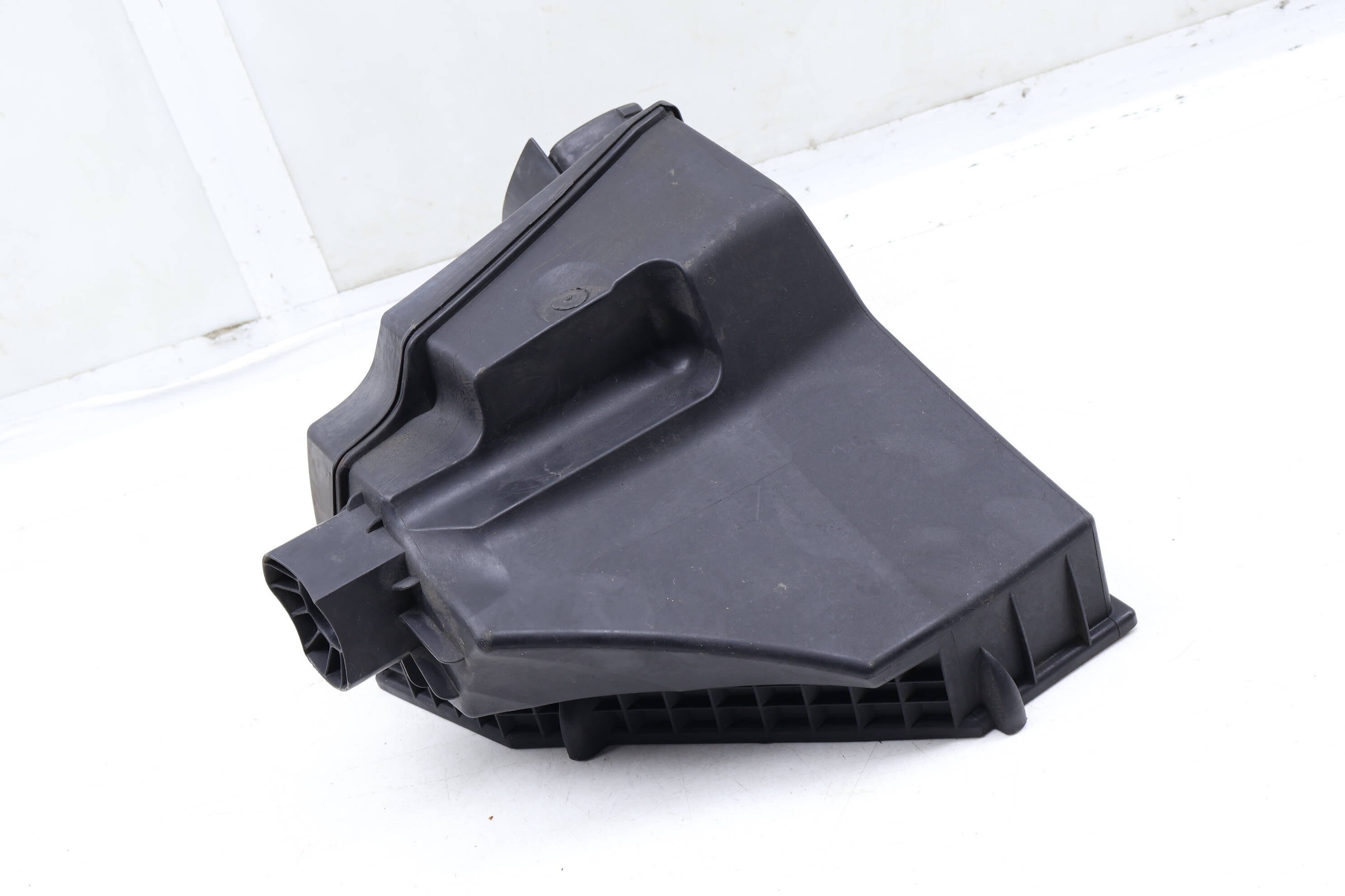 Engine Air Filter Box / Housing (Lower Half) 13717555288