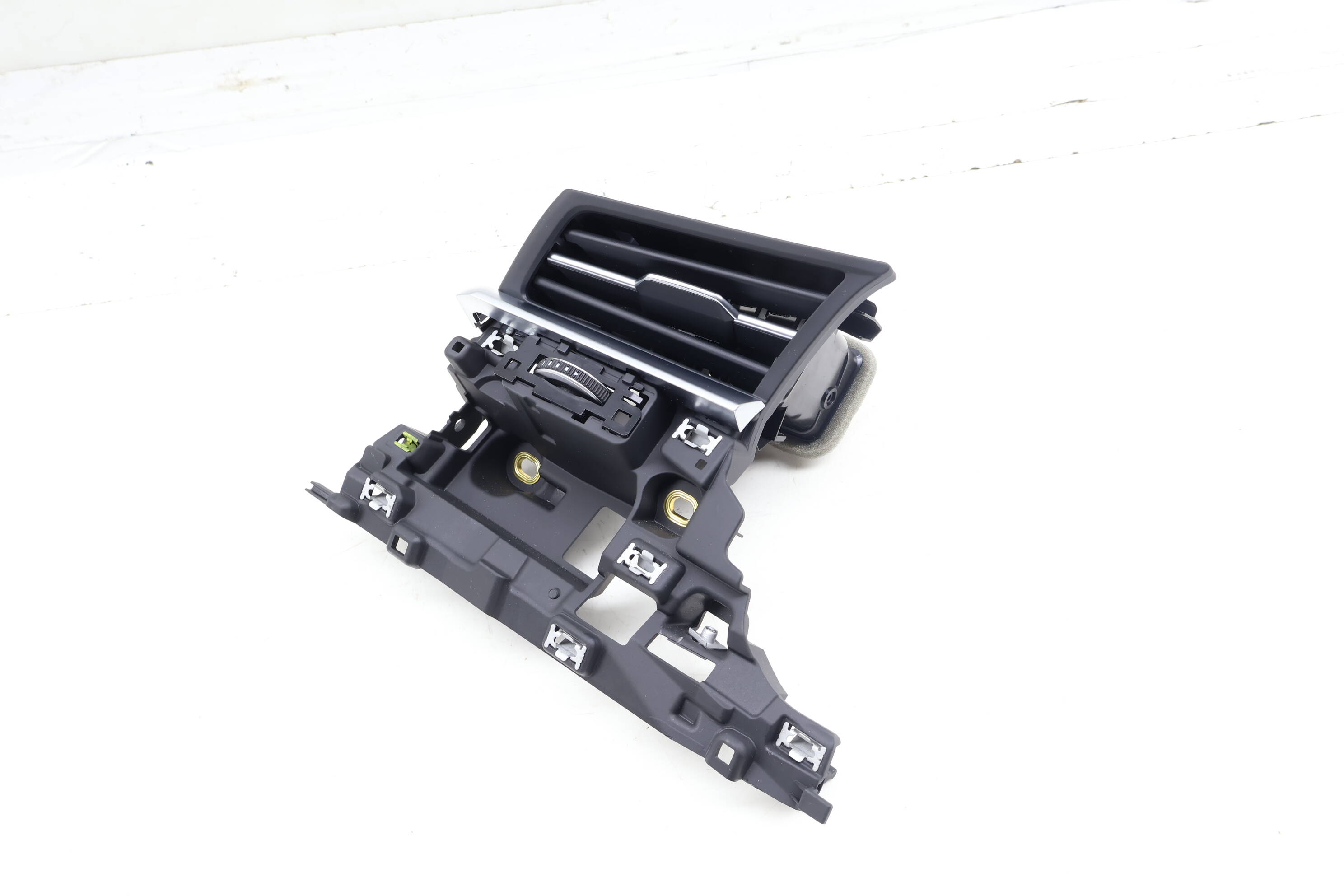 Dash Air Vent 4M8820901