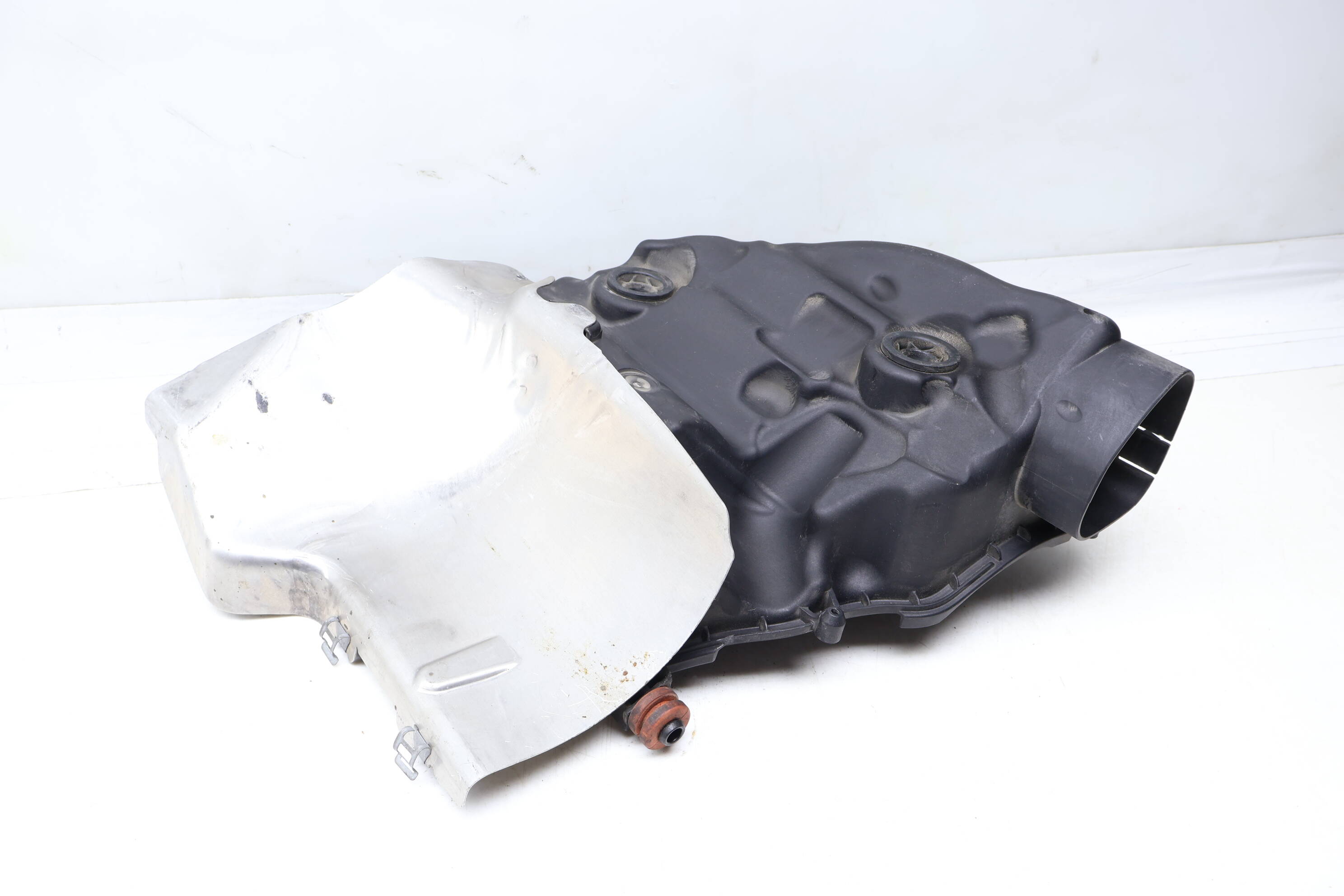 Engine Air Filter Box / Housing (Lower Half) 13717577463