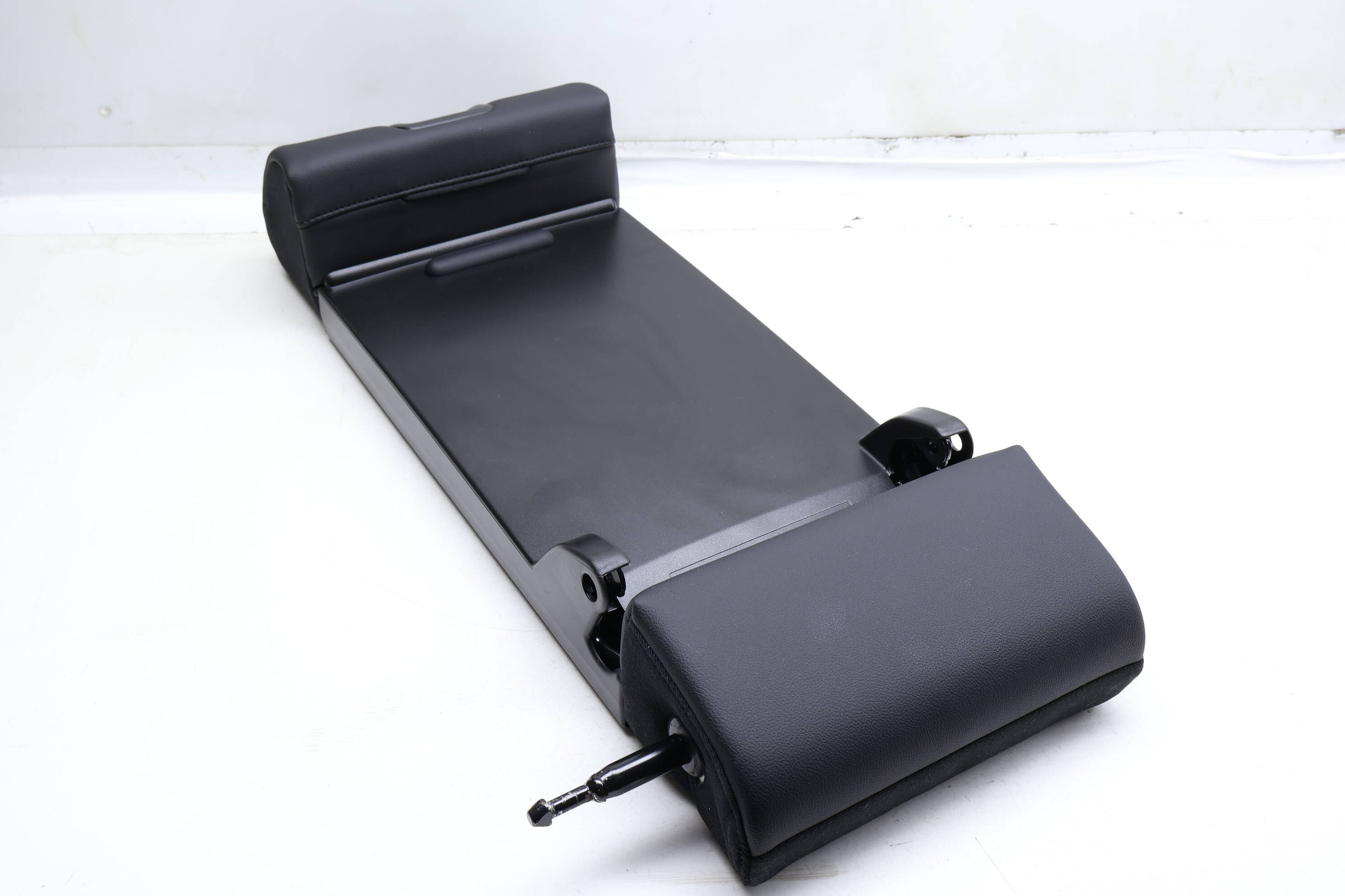 Seat&#x20;Center&#x20;Armrest&#x20;Bracket&#x20;7479151