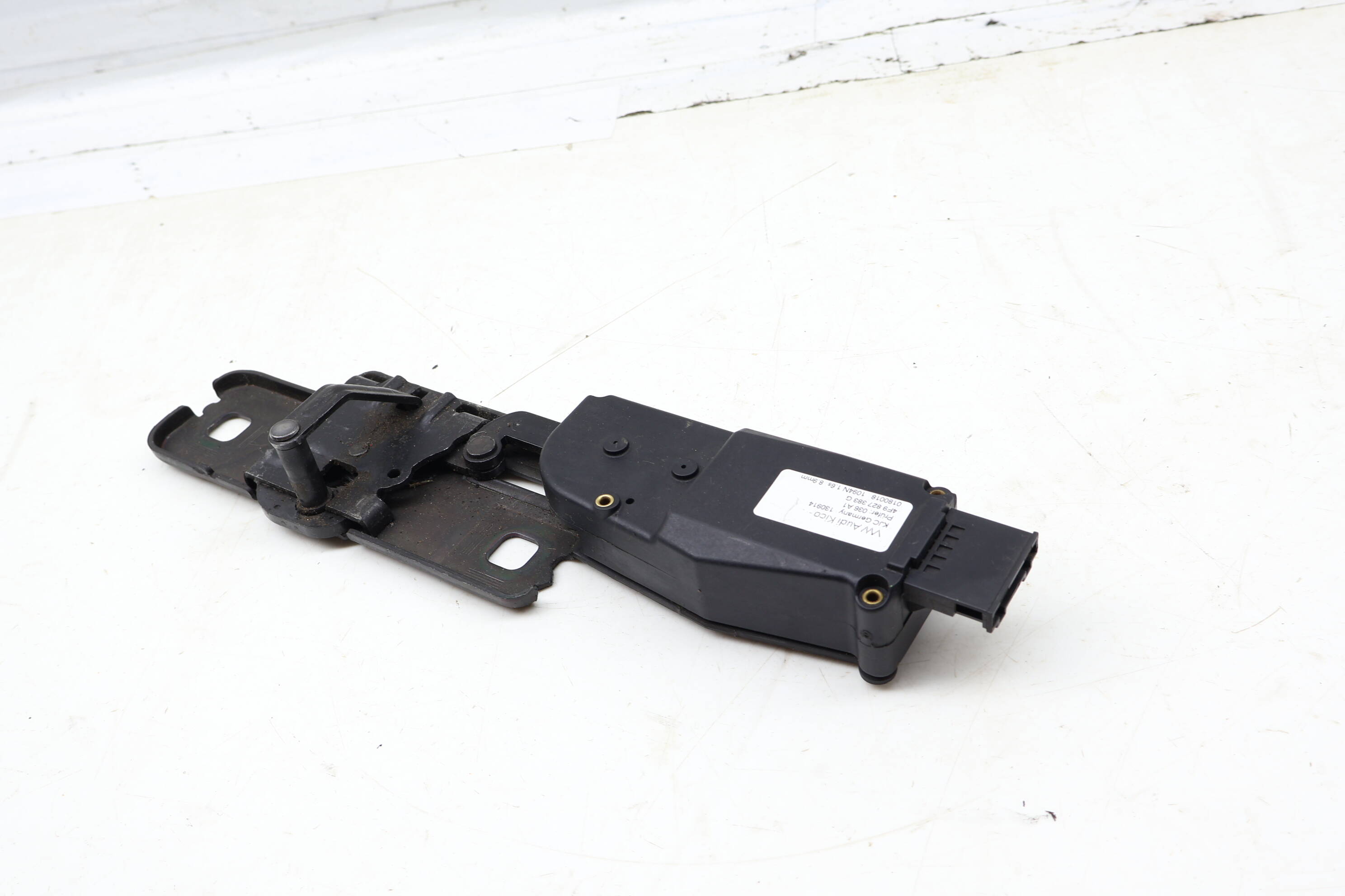 Trunk Latch Striker Plate / Motor 4F9827383G