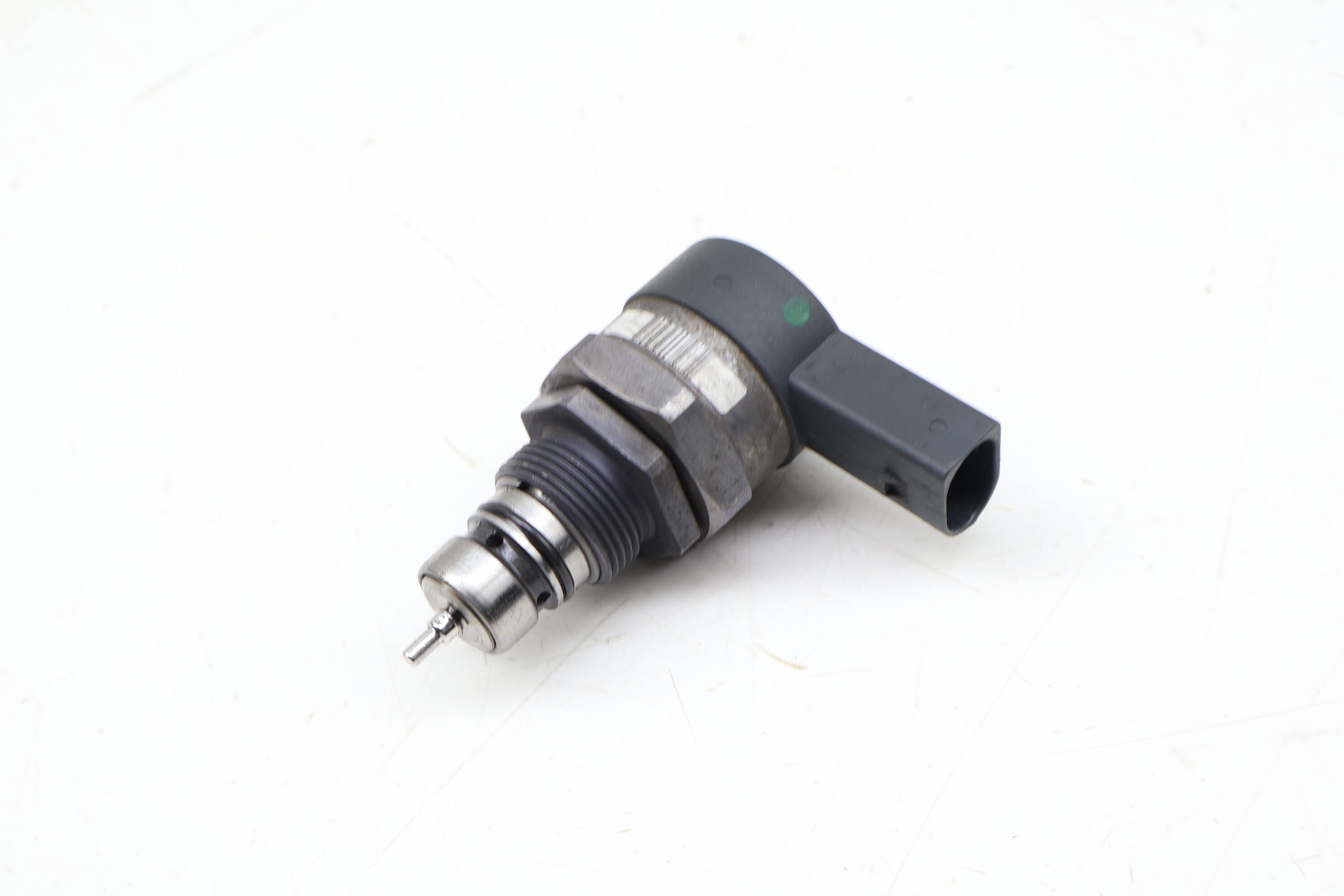 Fuel Pressure Valve / Sensor 057130764AE 95860624010