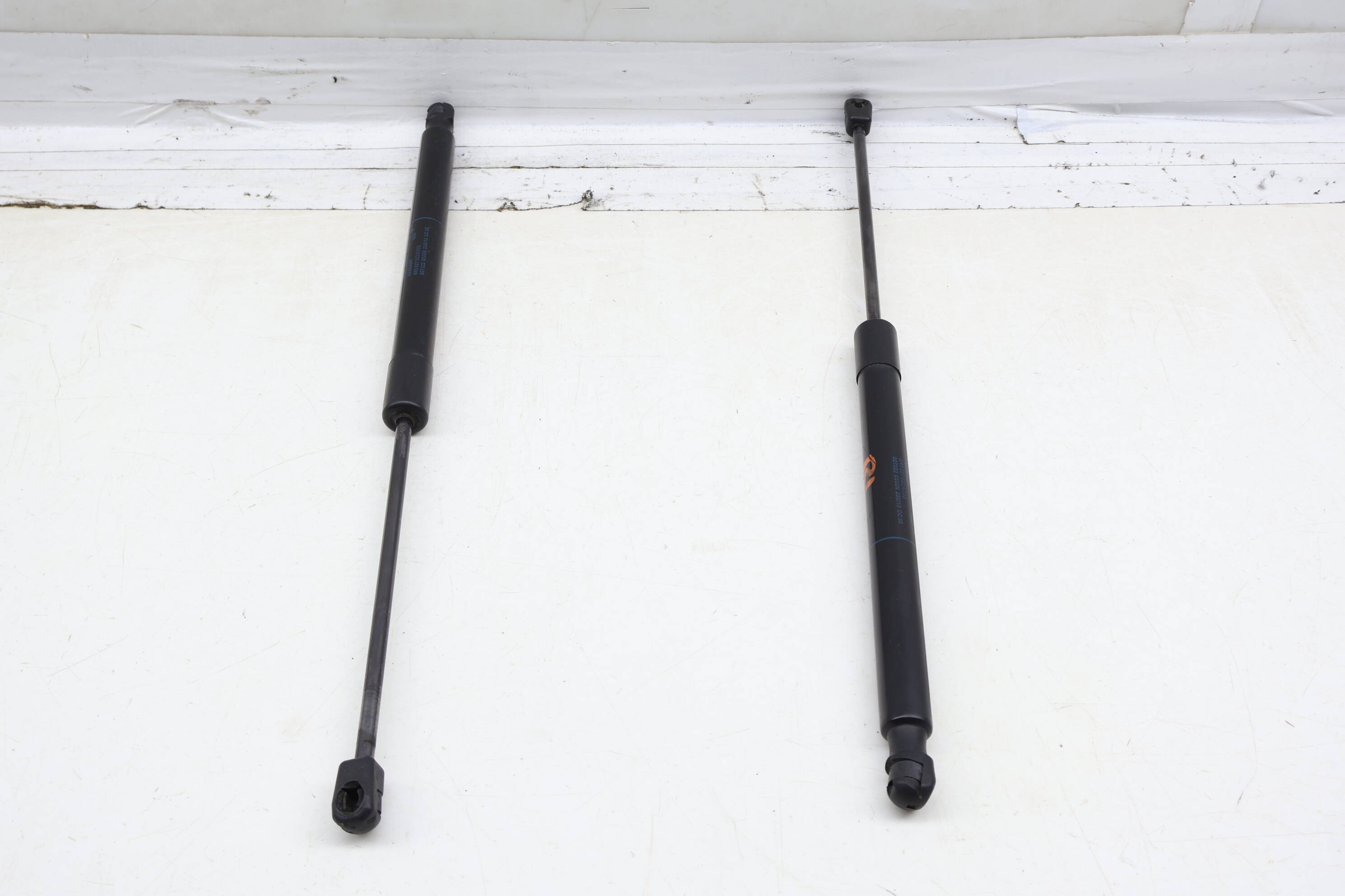 Trunk Hatch Strut / Shock Set 8R0827552A