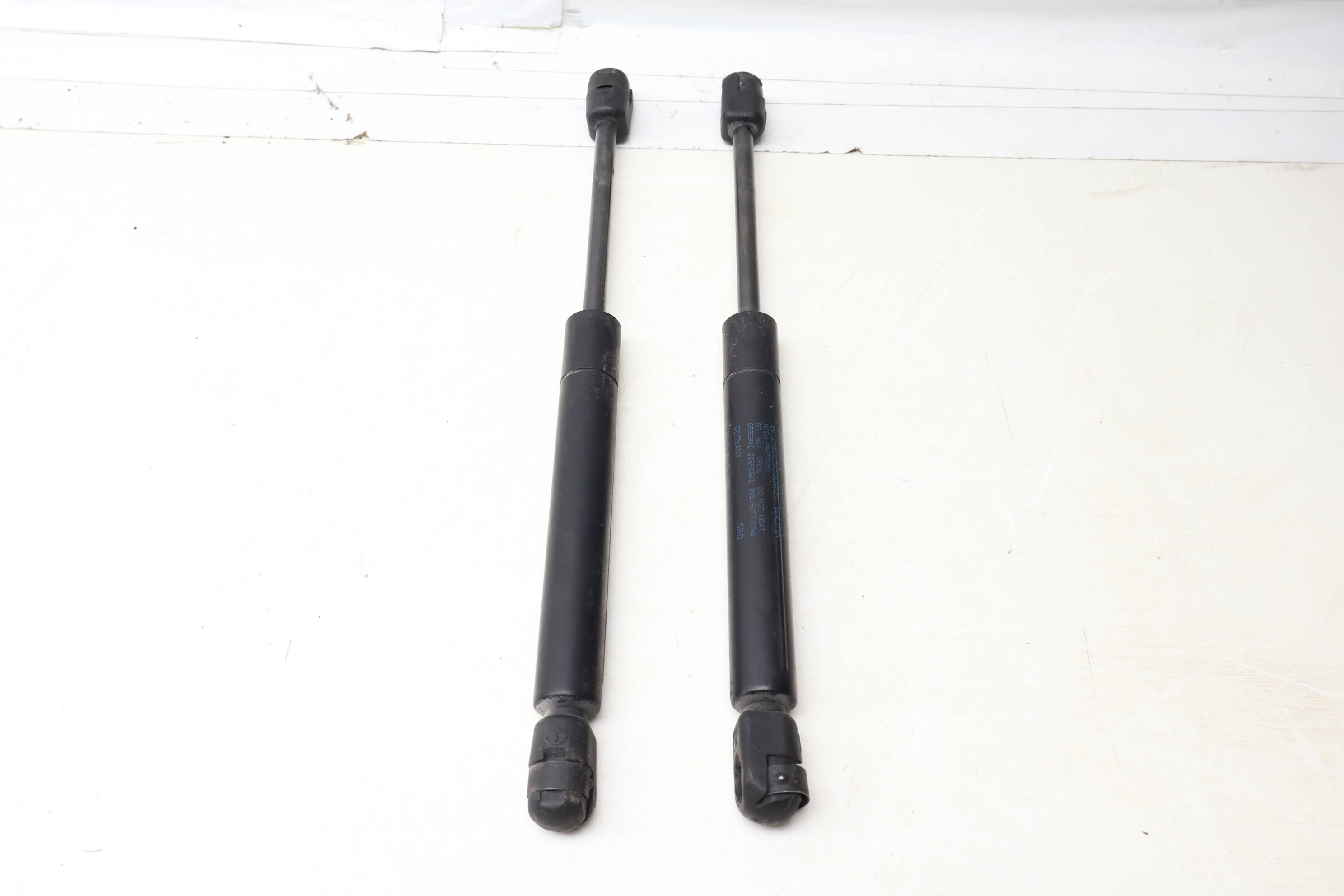 Hood Strut / Shock Set 8N0823359