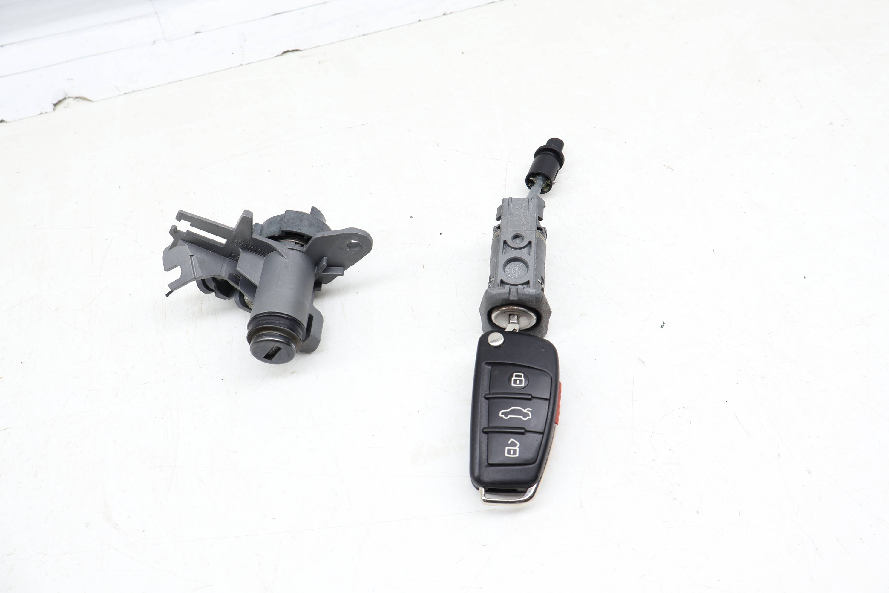 Lock Switch / Cylinder Set W/ Key 8V7898375A