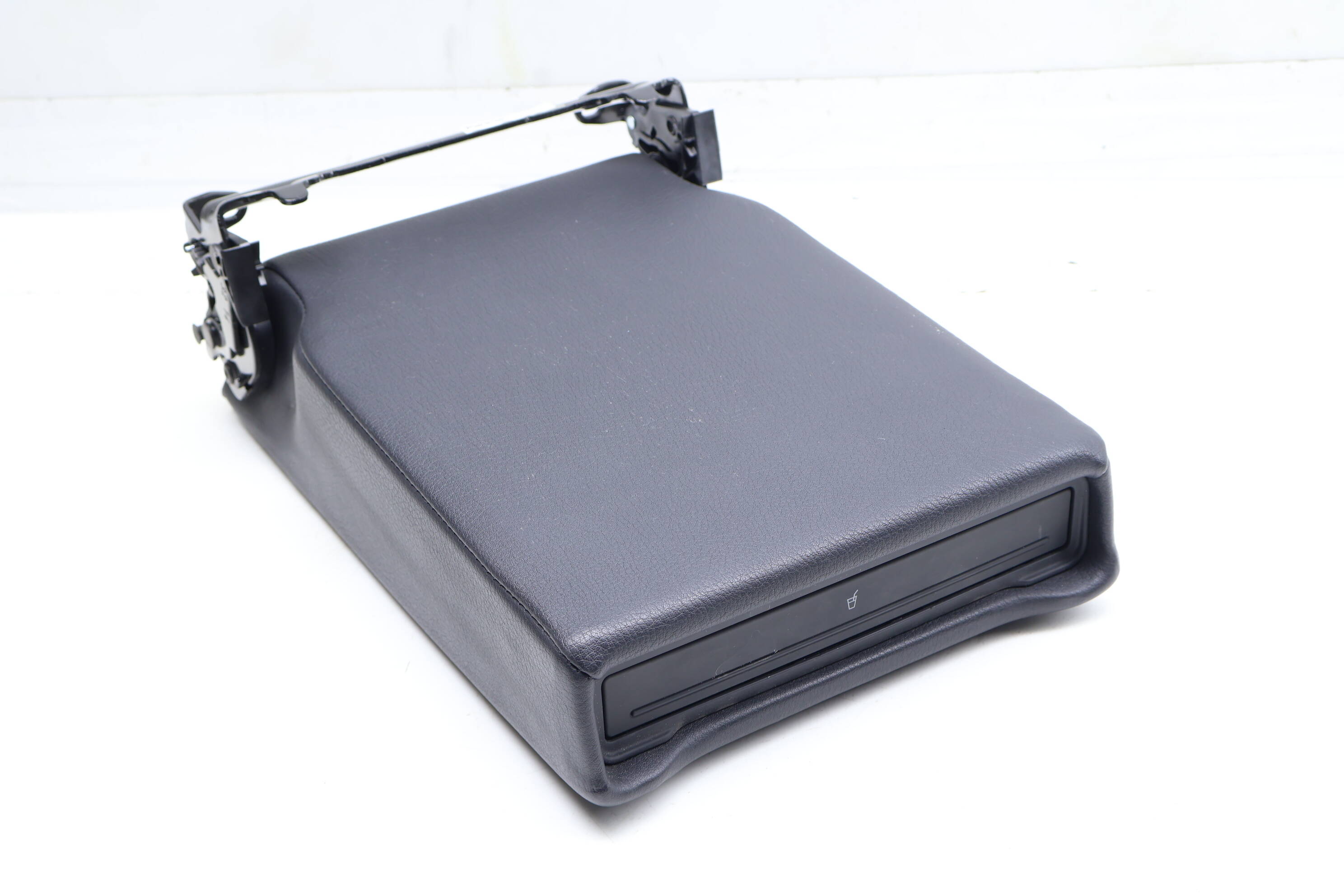 2Nd Row Armrest / Cup Holder 4L0883081M