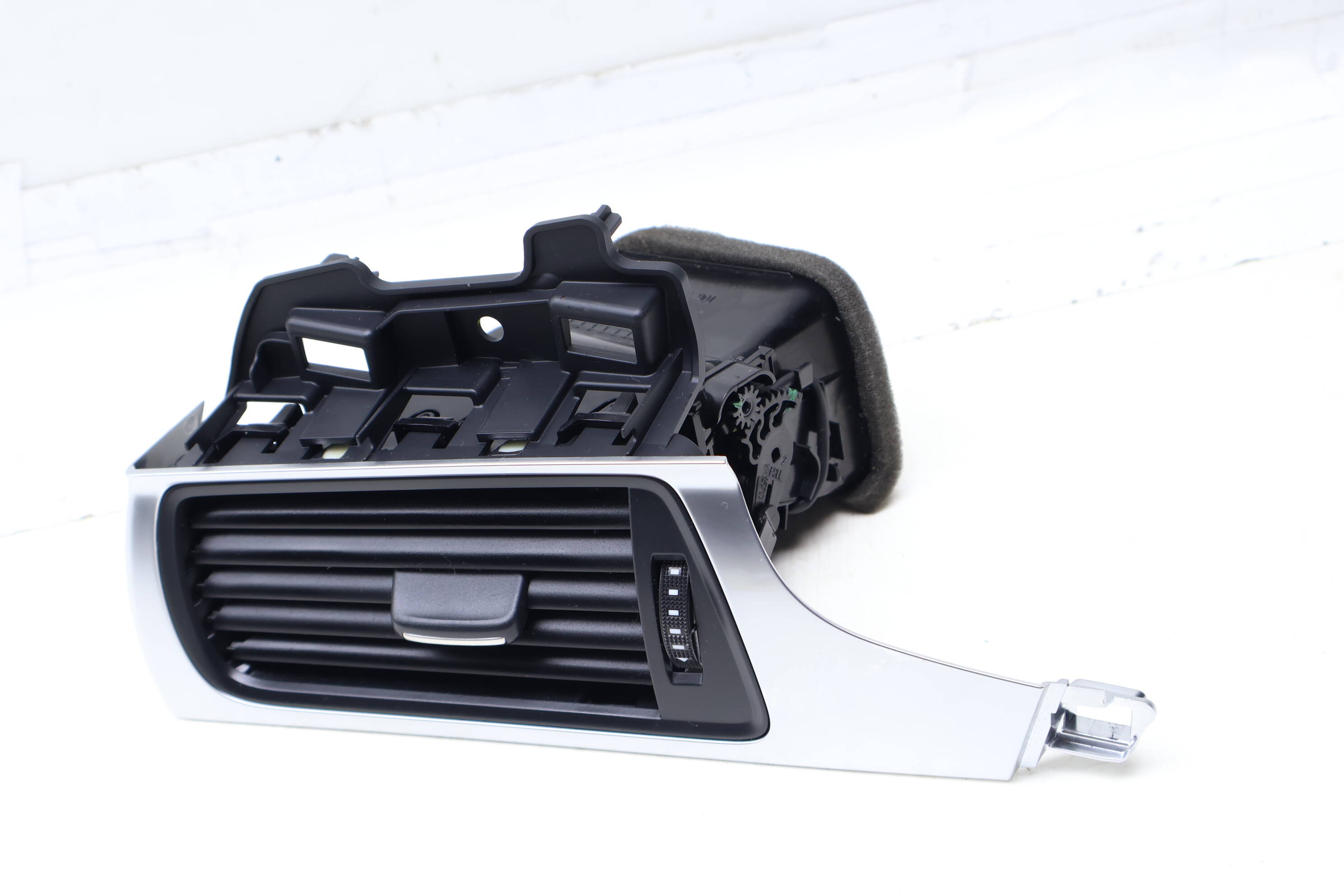 Dash Air Vent W/ Trim 4G1820901C