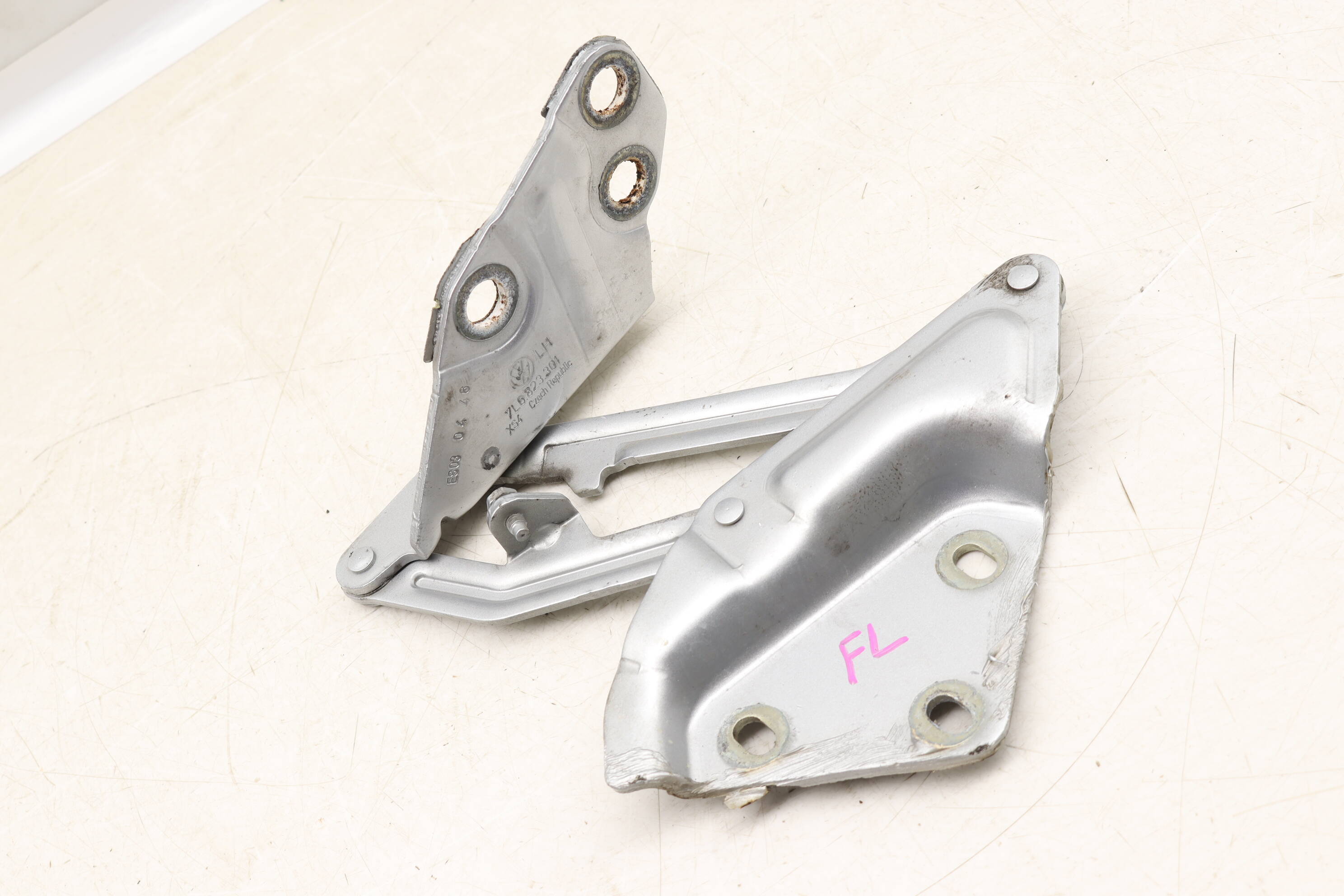 Hood Hinge 7L6823301