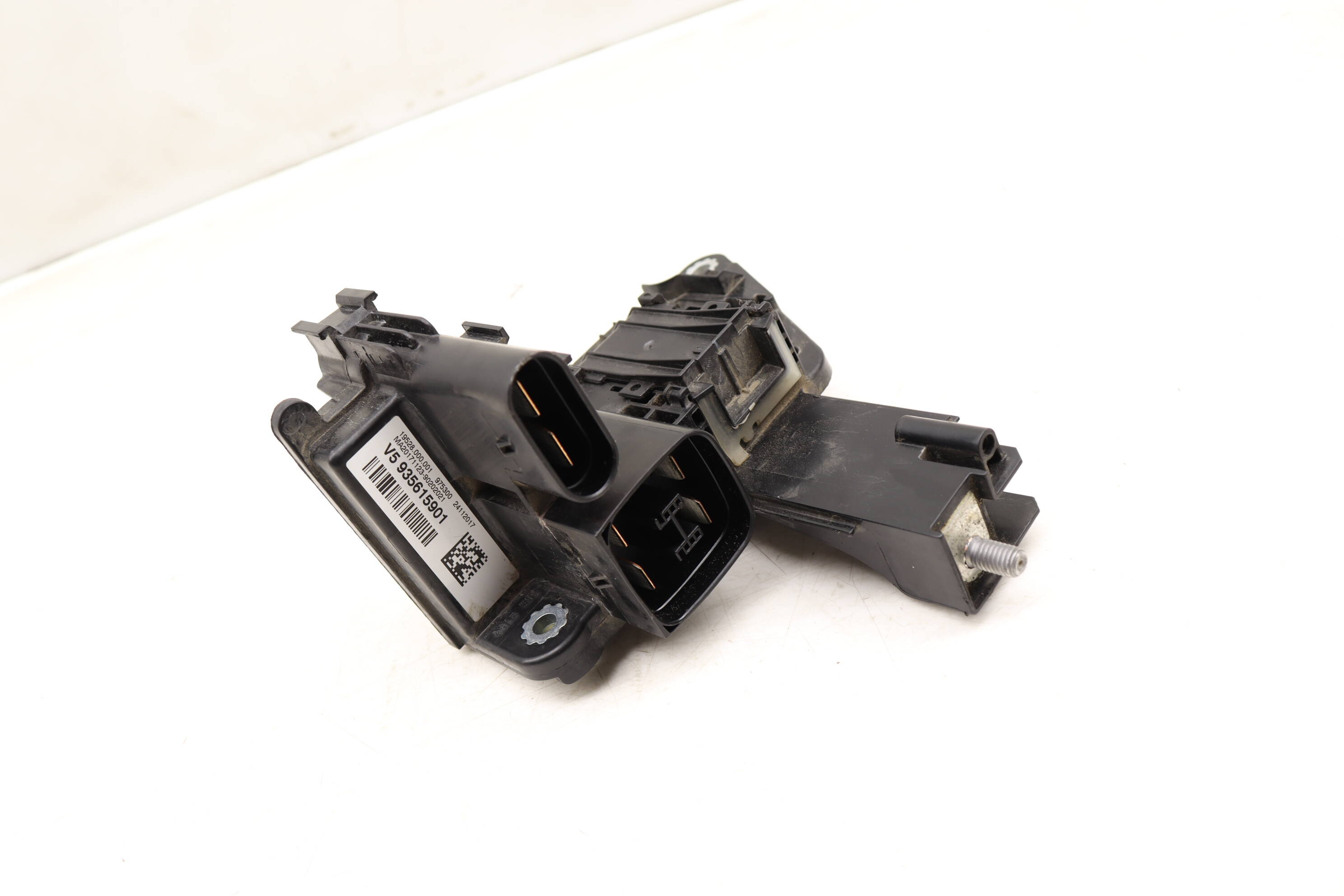 Ignition Distributor / Battery Terminal 61149356159