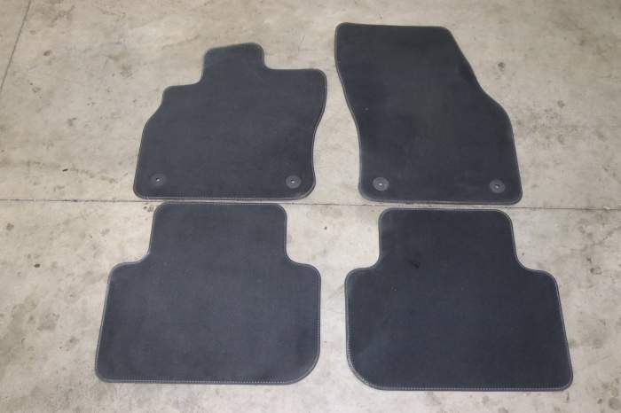 Carpet Floor Mat Set 83B863691 main product photo