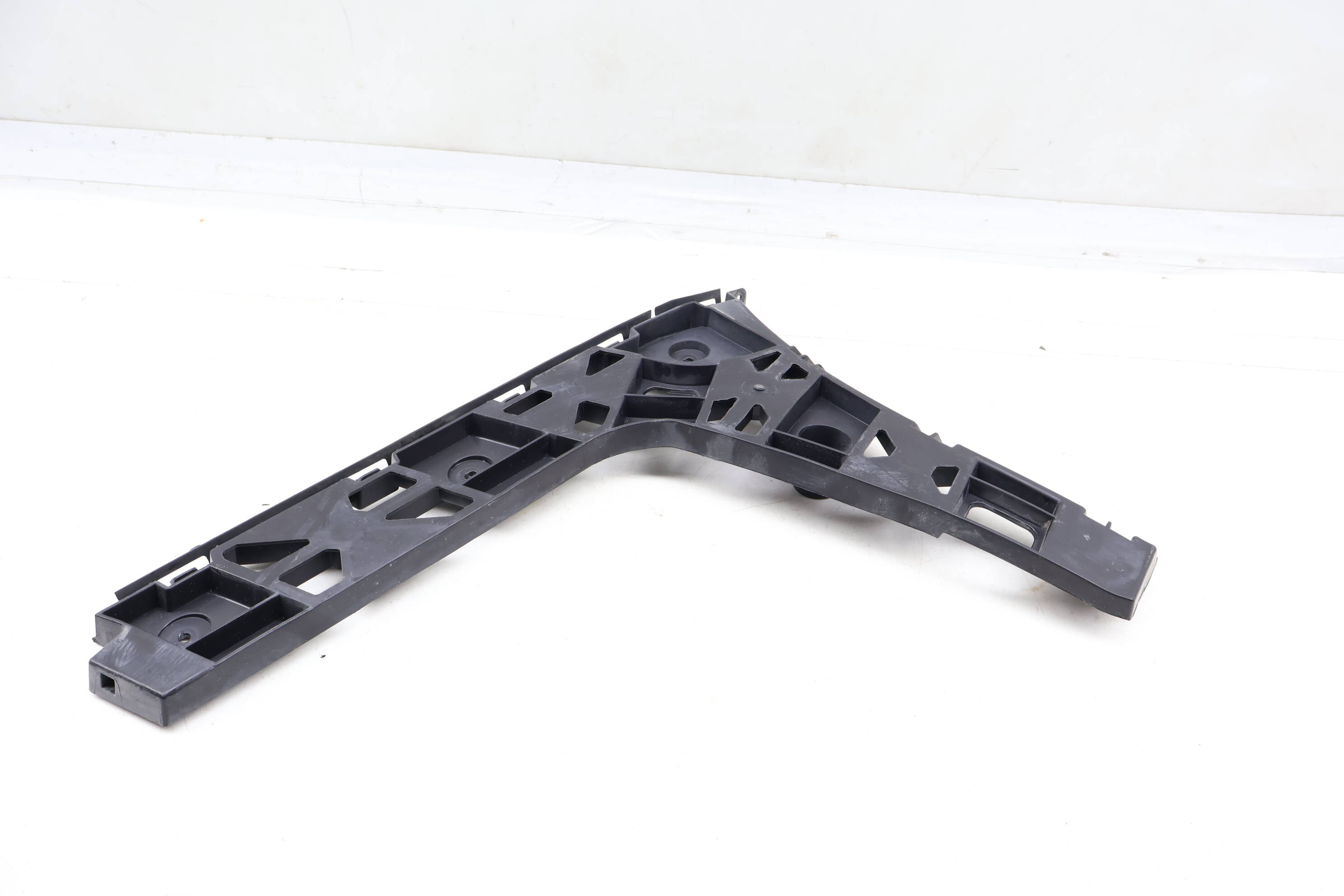 Bumper Mount / Bracket 561807394J