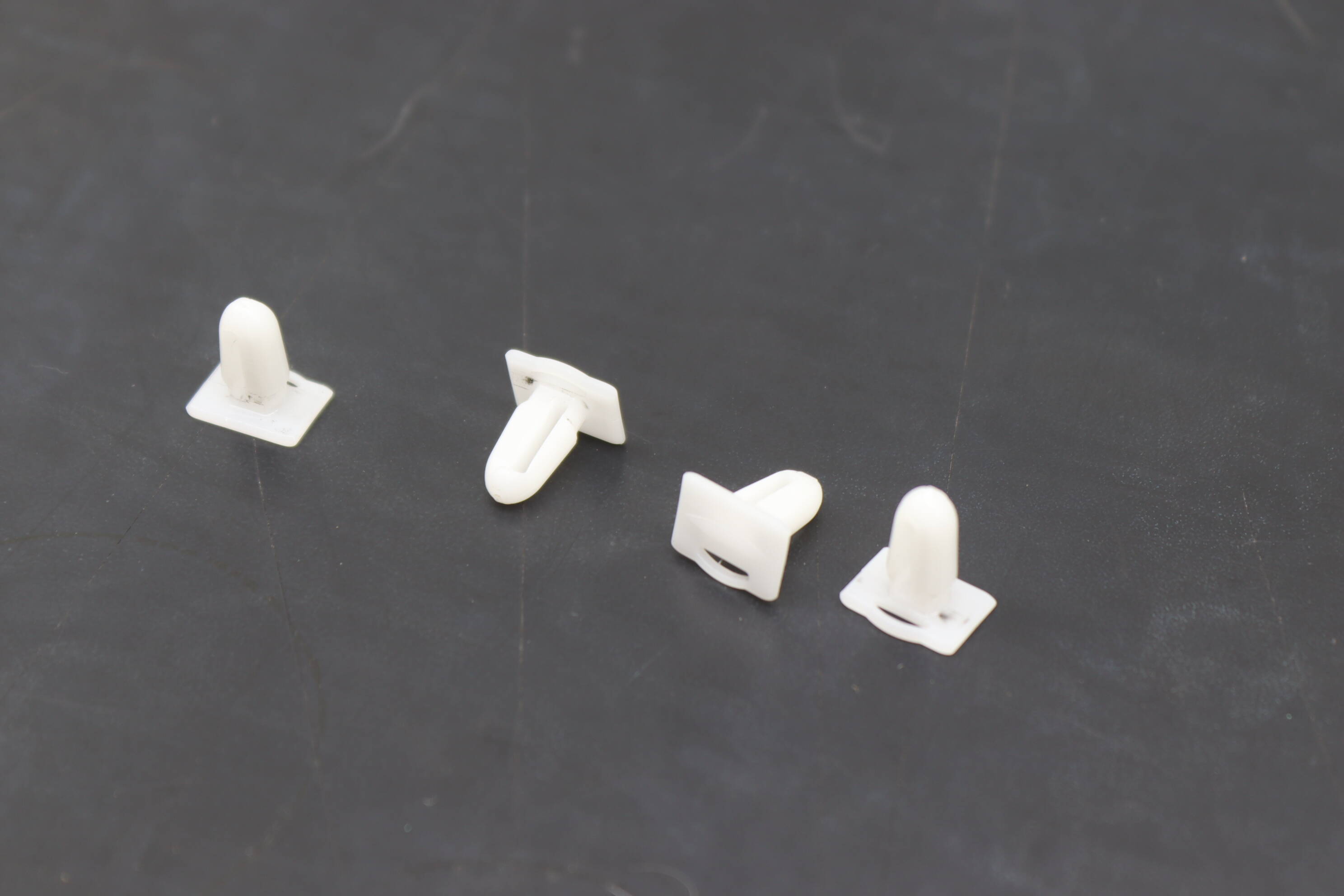 Door&#x20;Sill&#x20;Cover&#x20;Clip&#x20;&#x2F;&#x20;Fastener&#x20;Set&#x20;&#x28;4&#x29;&#x20;51471840960