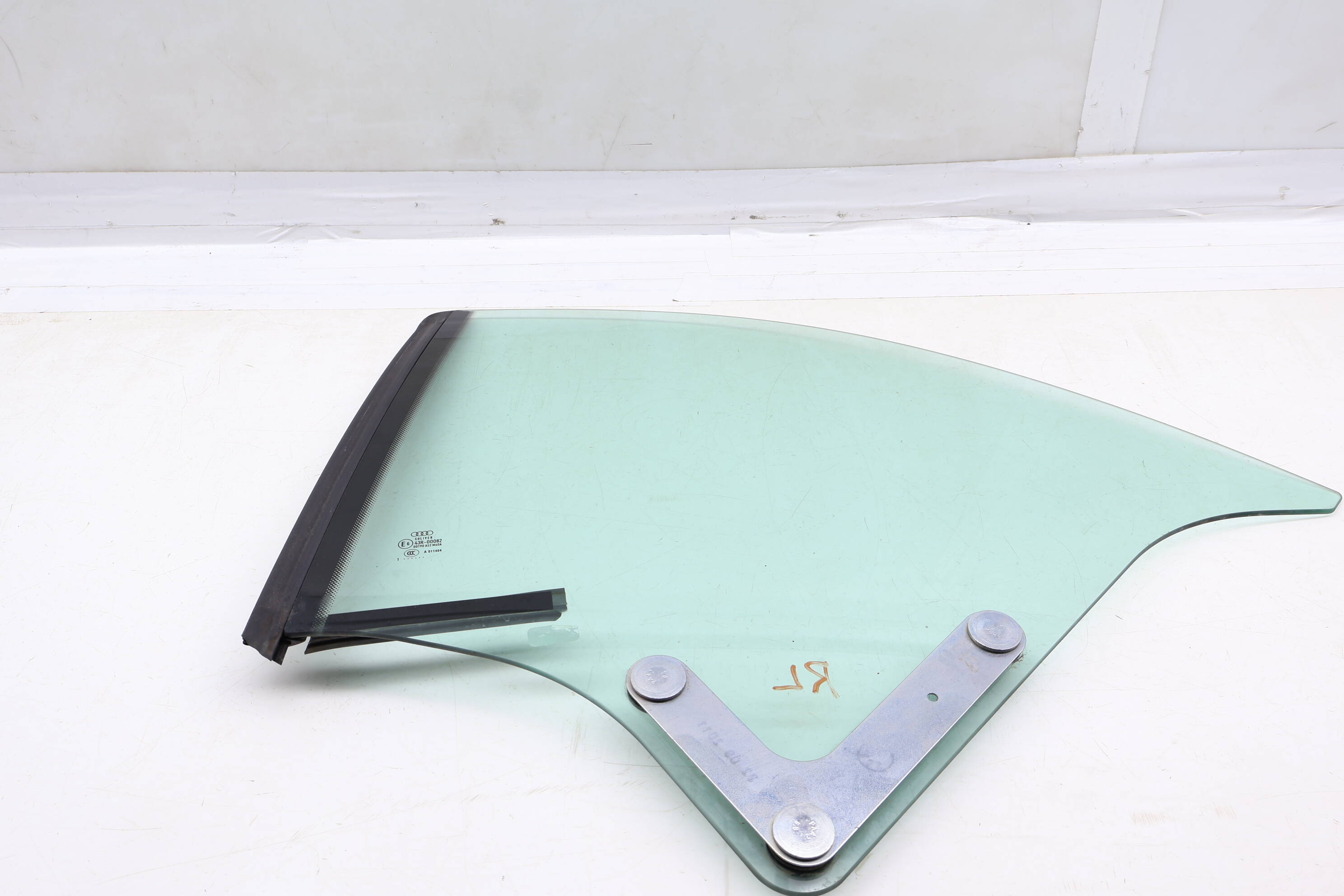 Convertible Side Quarter Window / Glass 8F0845297B