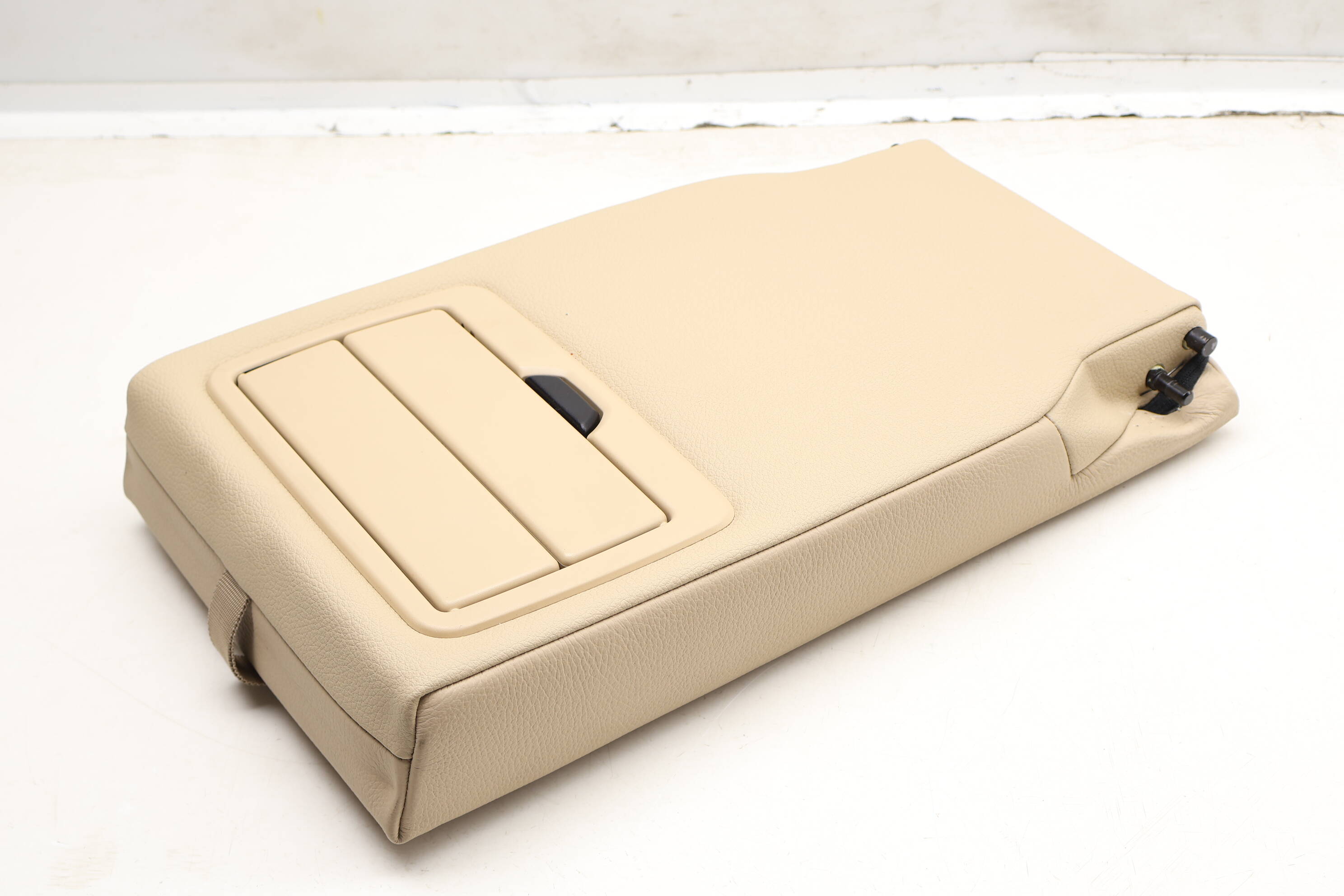 Center&#x20;Seat&#x20;Armrest&#x20;&#x2F;&#x20;Cup&#x20;Holder&#x20;52207309201