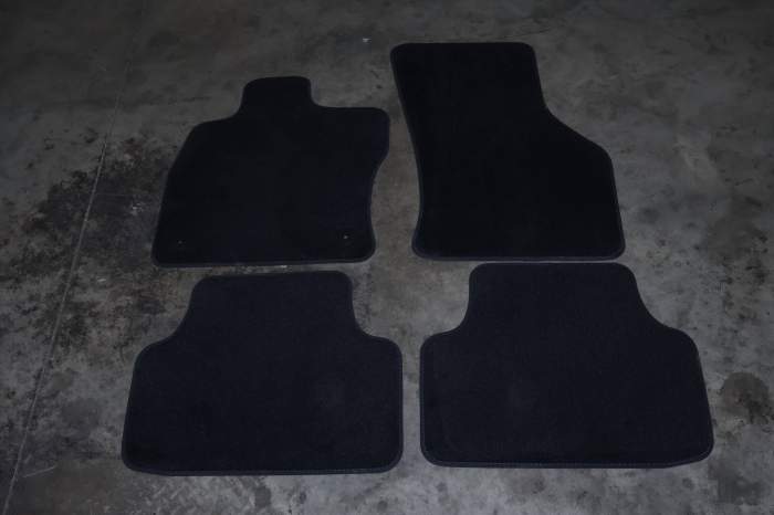 Complete Carpet Floor Mat Set 17B061370 main product photo
