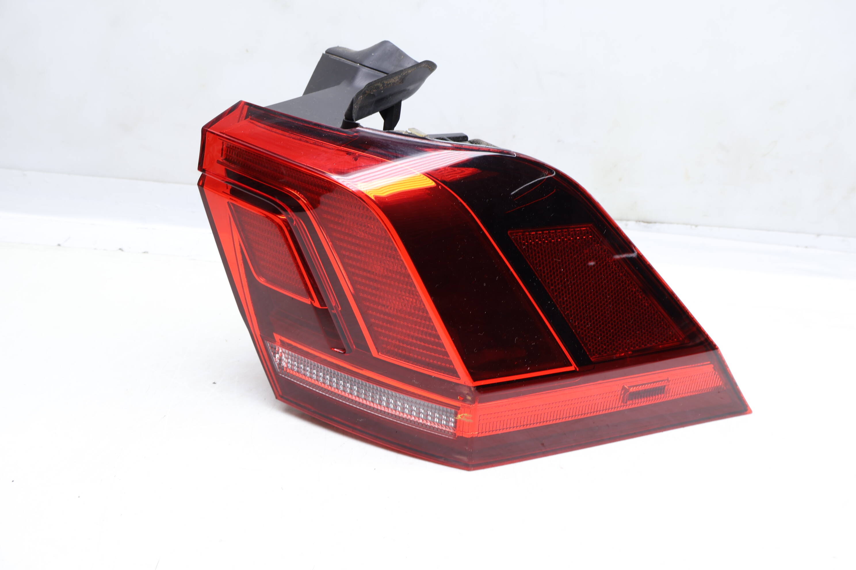 Outer Tail Light / Lamp 5NN945096A