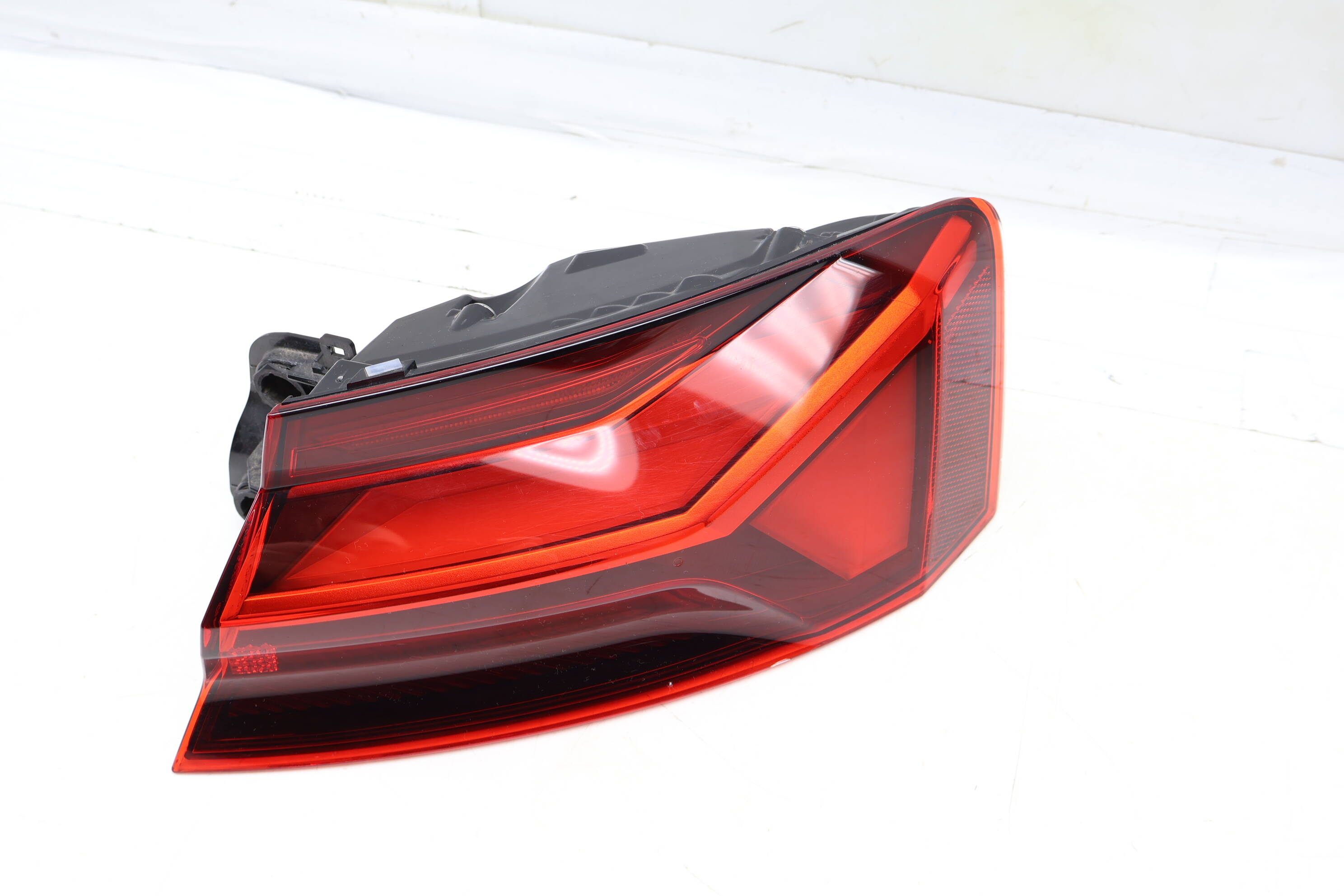 Led Tail Light / Lamp (Outer) 8W6945092AB