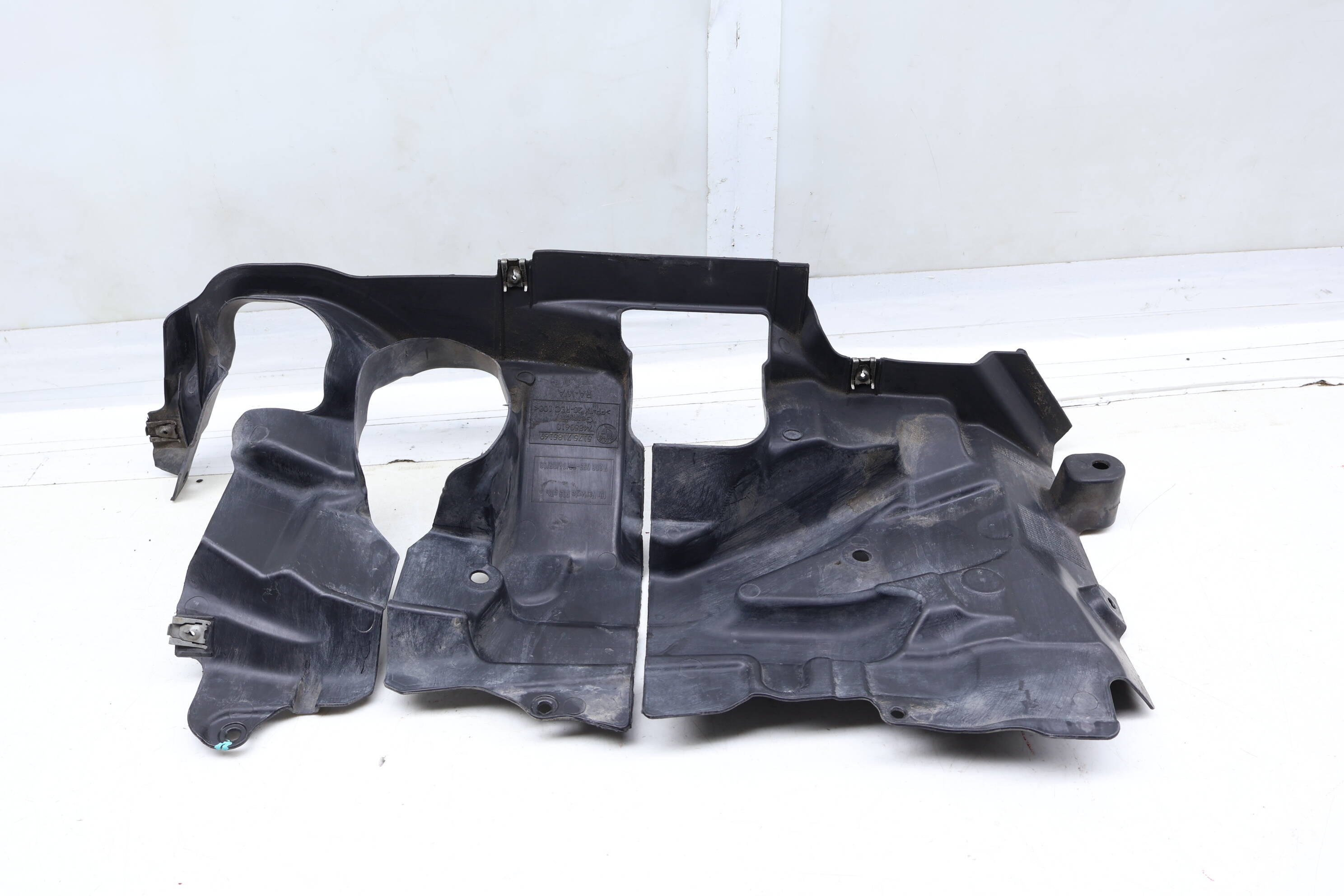 Steering Rack / Gear Cover 51757185169