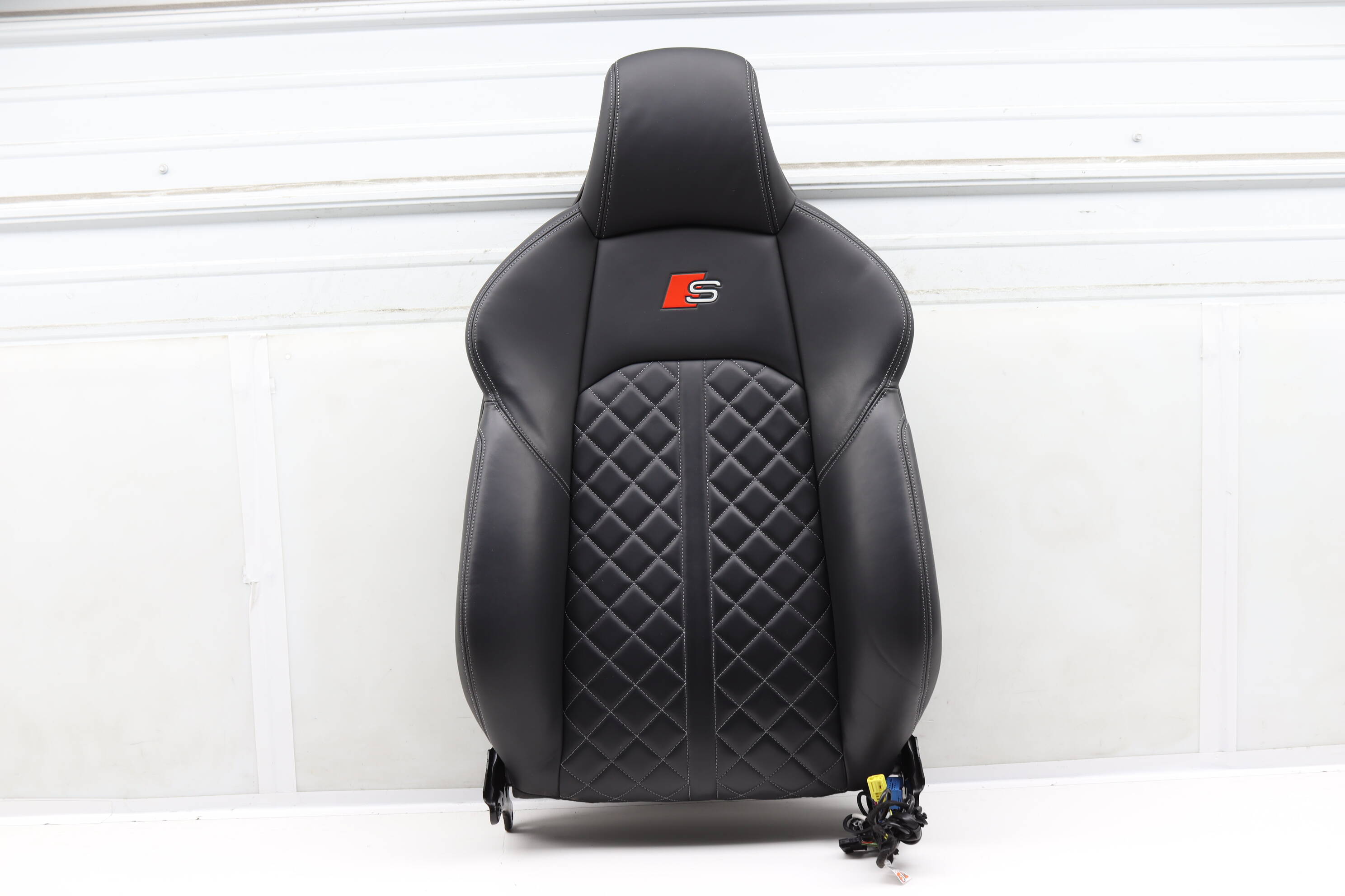 Upper&#x20;Sport&#x20;Seat&#x20;Backrest&#x20;Cushion&#x20;Assembly&#x20;&#x28;Leather&#x29;&#x20;8W0881805R