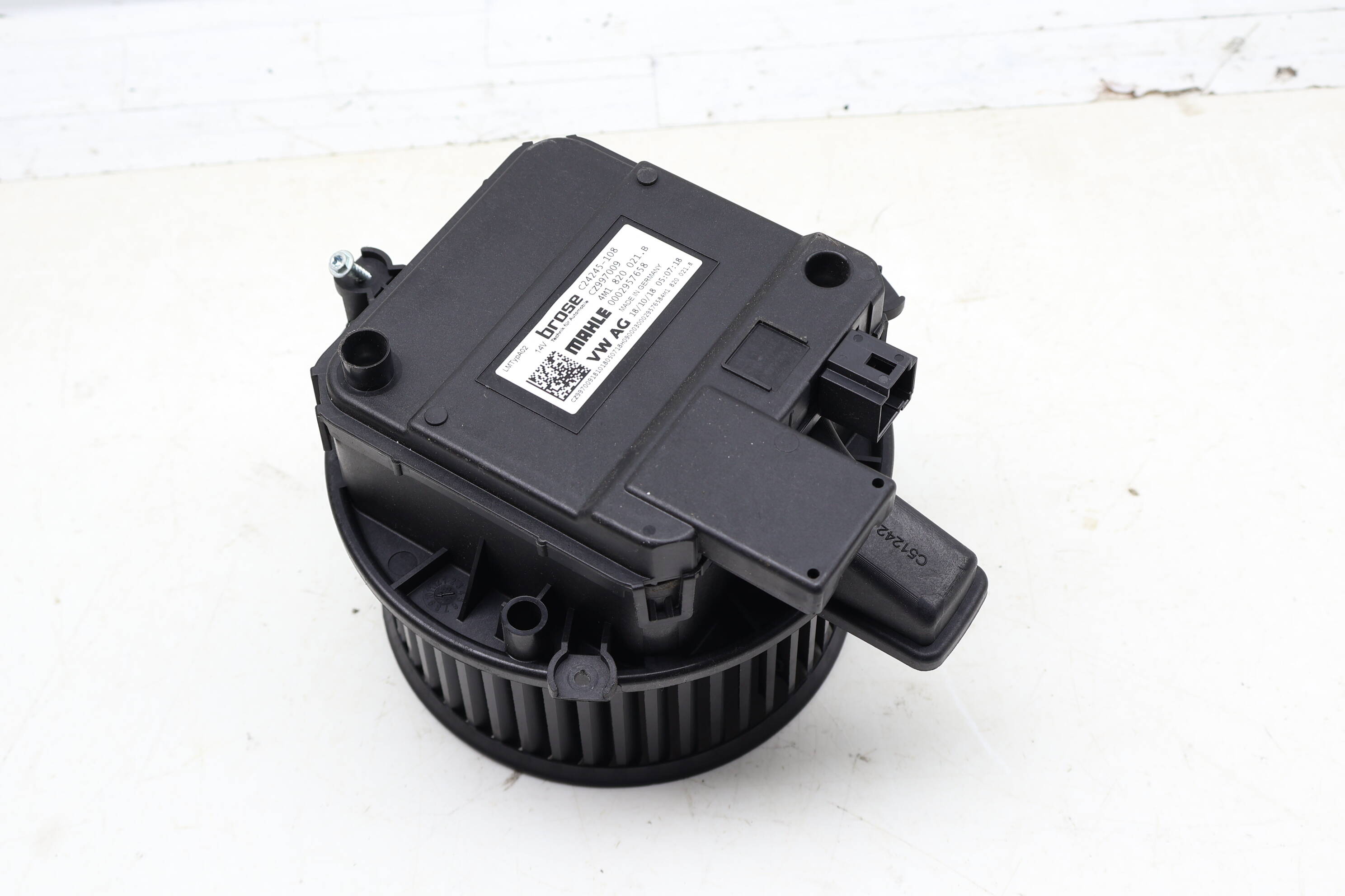 Blower Motor / Fan 4M1820021B PAB82002100