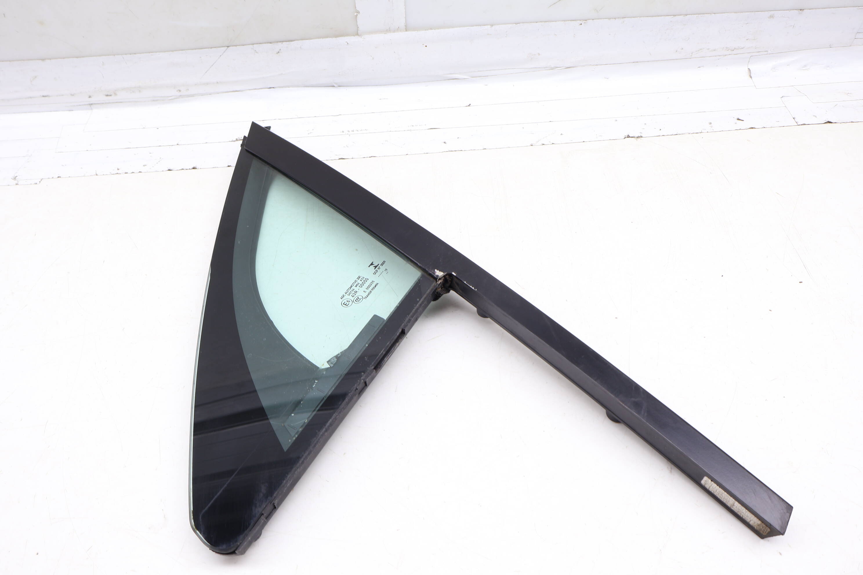 Side Door Window Glass 95B845113